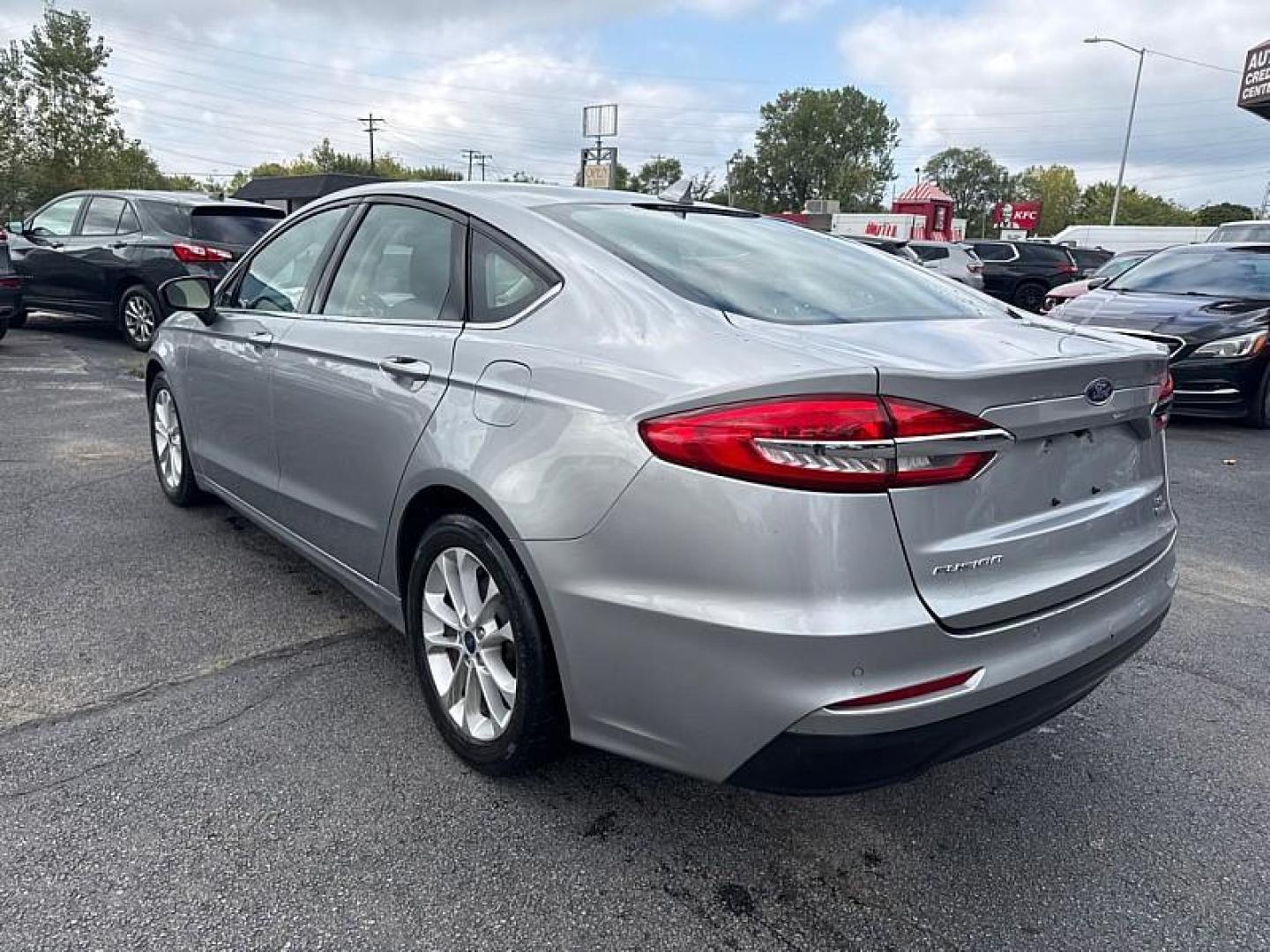 2020 SILVER /BLACK Ford Fusion SE (3FA6P0HD1LR) with an 1.5L L4 DOHC 16V engine, 6A transmission, located at 3304 Woodville Road, Northwood, OH, 43619, (419) 210-8019, 41.612694, -83.480743 - Photo#2