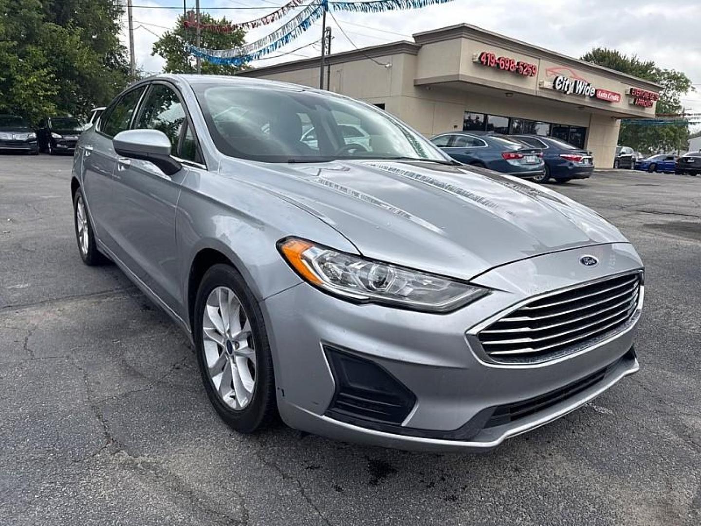 2020 SILVER /BLACK Ford Fusion SE (3FA6P0HD1LR) with an 1.5L L4 DOHC 16V engine, 6A transmission, located at 3304 Woodville Road, Northwood, OH, 43619, (419) 210-8019, 41.612694, -83.480743 - Photo#6