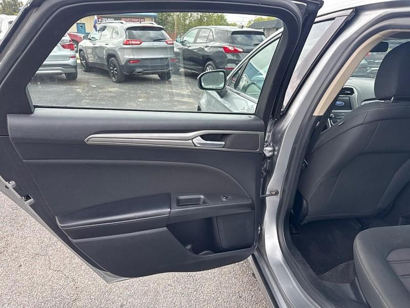 2020 SILVER /BLACK Ford Fusion SE (3FA6P0HD1LR) with an 1.5L L4 DOHC 16V engine, 6A transmission, located at 3304 Woodville Road, Northwood, OH, 43619, (419) 210-8019, 41.612694, -83.480743 - Photo#10