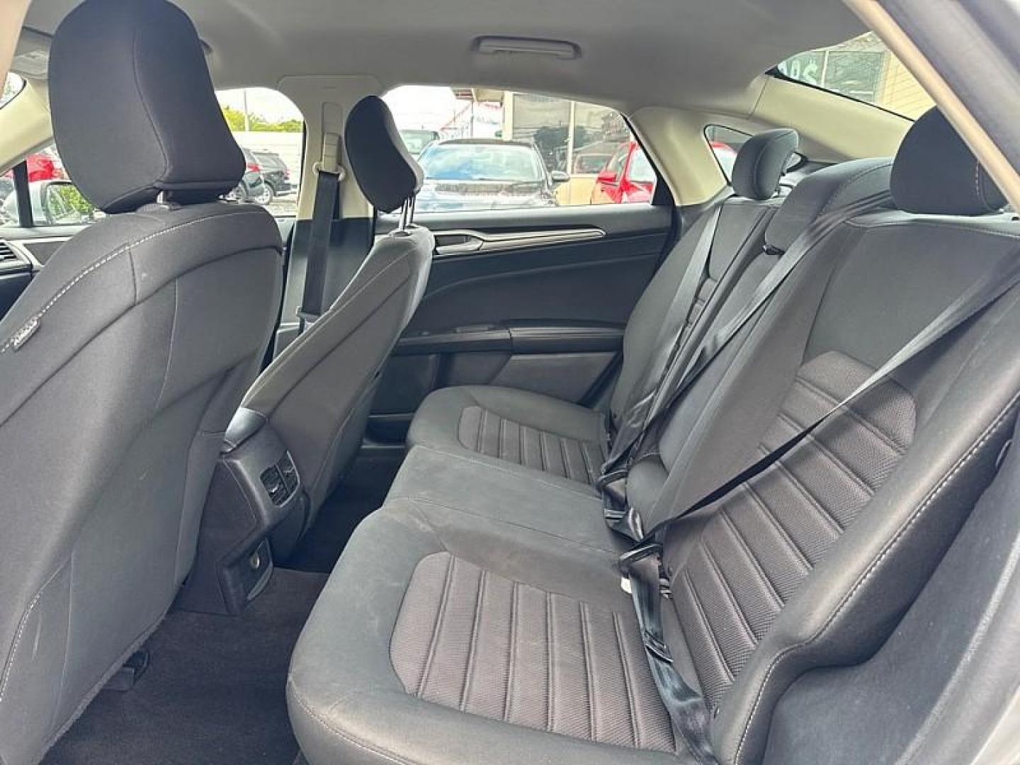 2020 SILVER /BLACK Ford Fusion SE (3FA6P0HD1LR) with an 1.5L L4 DOHC 16V engine, 6A transmission, located at 3304 Woodville Road, Northwood, OH, 43619, (419) 210-8019, 41.612694, -83.480743 - Photo#11