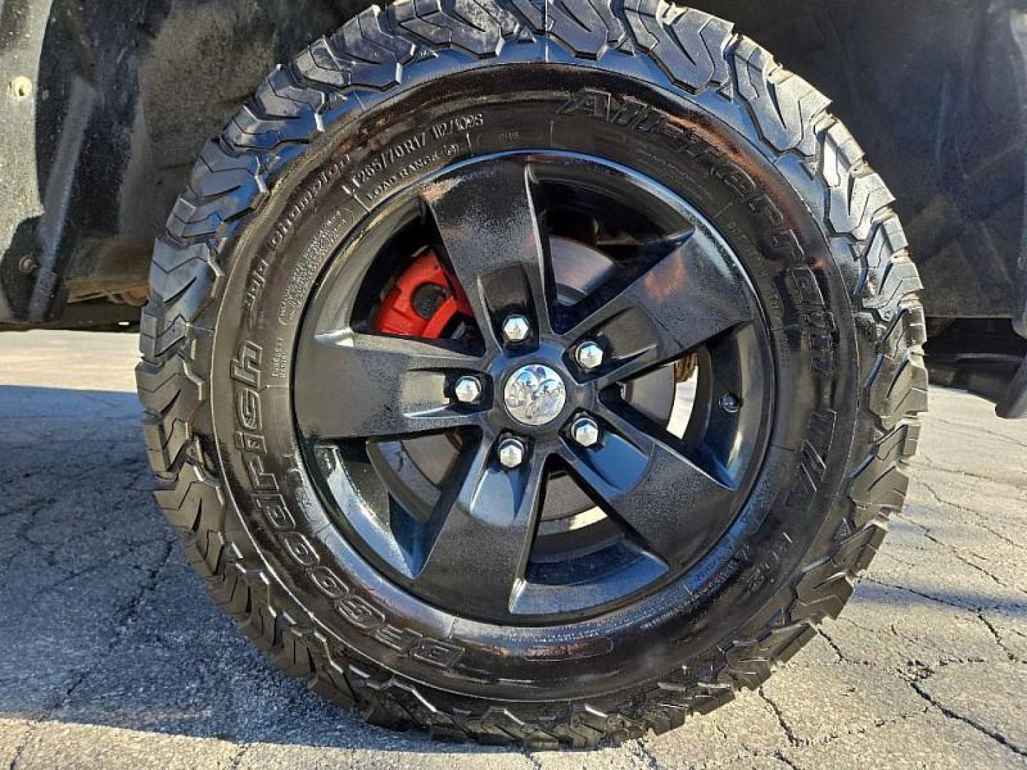 2015 GRAY /BLACK RAM 1500 SLT Crew Cab SWB 4WD (1C6RR7LG8FS) with an 3.6L V6 DOHC 24V FFV engine, 6-Speed Automatic transmission, located at 3304 Woodville Road, Northwood, OH, 43619, (419) 210-8019, 41.612694, -83.480743 - Your #1 Destination for Auto Loans and mdash;No Matter Your Credit!At our dealership, we believe everyone deserves the opportunity to drive their dream car and mdash;whether you have good credit, bad credit, or no credit at all. With a wide selection of hundreds of cars, trucks, and SUVs, you'll fin - Photo#16