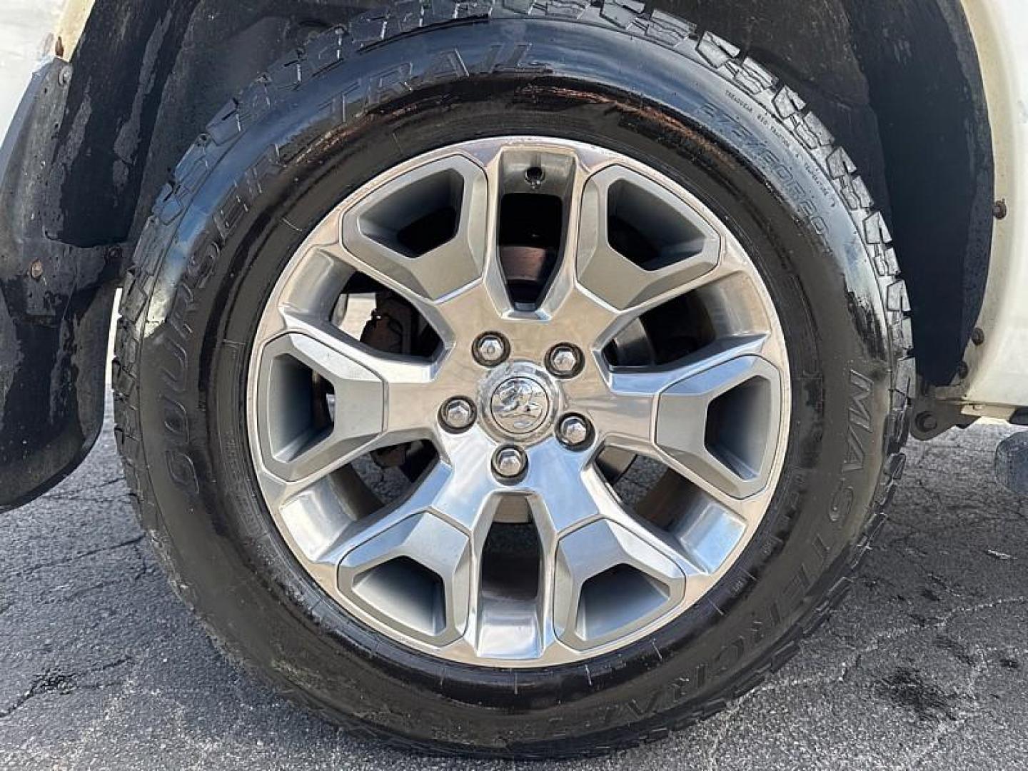 2017 WHITE /BLACK RAM 1500 Longhorn Crew Cab SWB 4WD (1C6RR7PT9HS) with an 5.7L V8 OHV 16V engine, 8A transmission, located at 3304 Woodville Road, Northwood, OH, 43619, (419) 210-8019, 41.612694, -83.480743 - Your #1 Destination for Auto Loans and mdash;No Matter Your Credit!At our dealership, we believe everyone deserves the opportunity to drive their dream car and mdash;whether you have good credit, bad credit, or no credit at all. With a wide selection of hundreds of cars, trucks, and SUVs, you'll fin - Photo#19