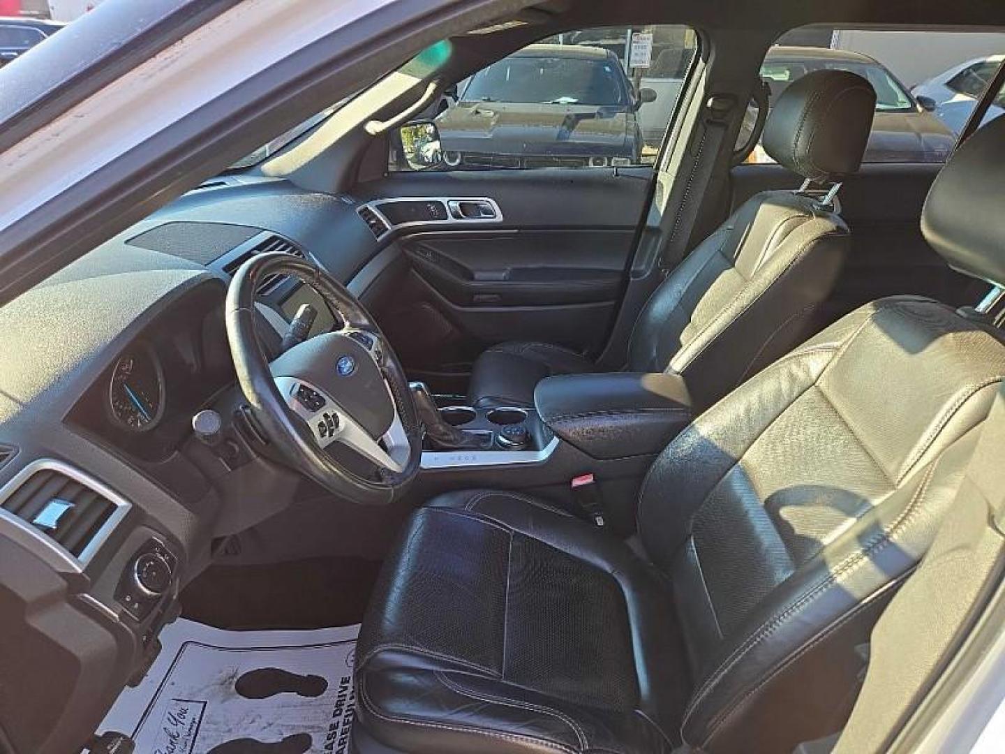 2013 WHITE /BLACK Ford Explorer Sport 4WD (1FM5K8GT0DG) with an 3.5L V6 DOHC 24V engine, 6-Speed Automatic transmission, located at 3304 Woodville Road, Northwood, OH, 43619, (419) 210-8019, 41.612694, -83.480743 - Your #1 Destination for Auto Loans and mdash;No Matter Your Credit!At our dealership, we believe everyone deserves the opportunity to drive their dream car and mdash;whether you have good credit, bad credit, or no credit at all. With a wide selection of hundreds of cars, trucks, and SUVs, you'll fin - Photo#9