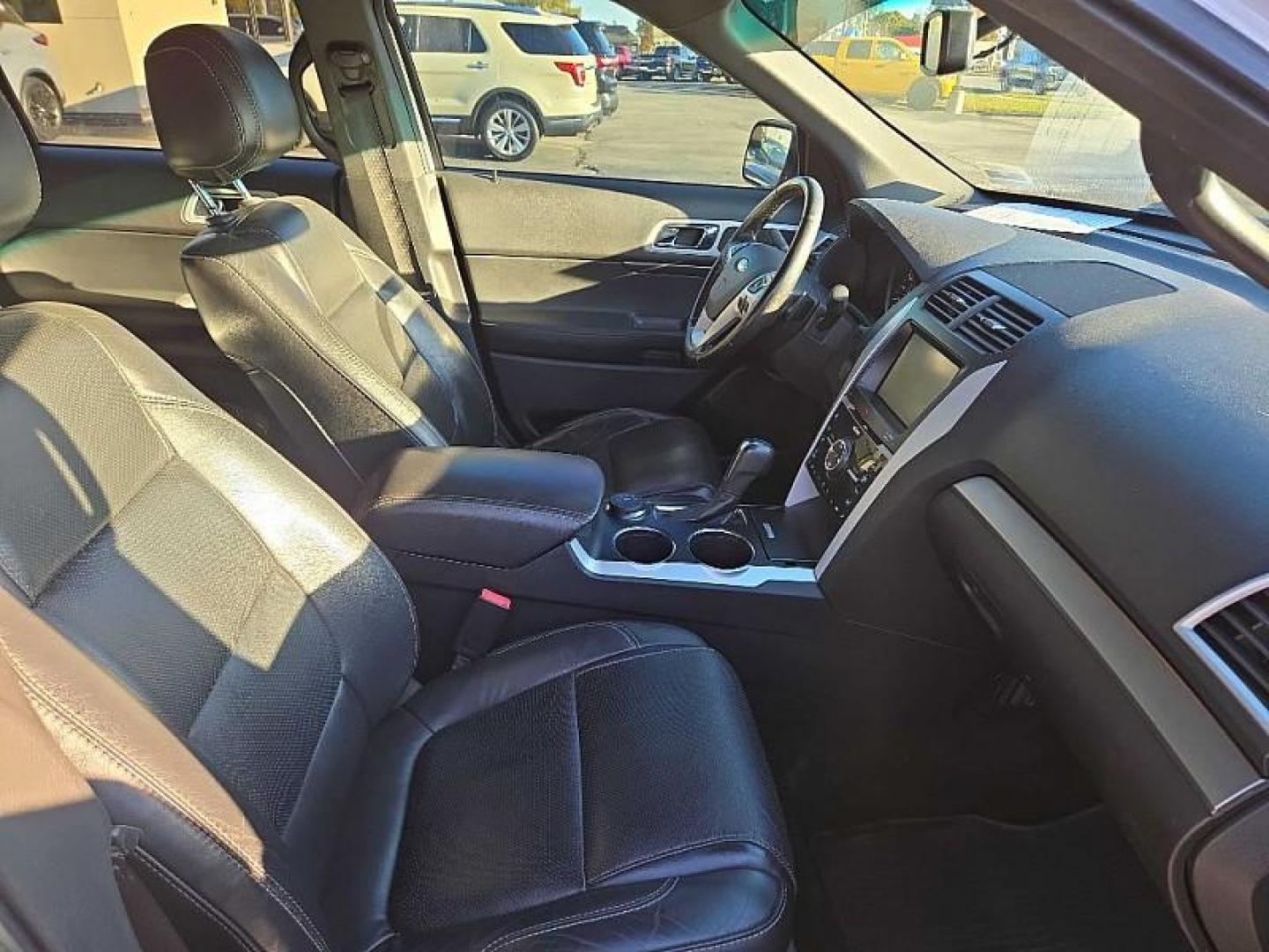 2013 WHITE /BLACK Ford Explorer Sport 4WD (1FM5K8GT0DG) with an 3.5L V6 DOHC 24V engine, 6-Speed Automatic transmission, located at 3304 Woodville Road, Northwood, OH, 43619, (419) 210-8019, 41.612694, -83.480743 - Your #1 Destination for Auto Loans and mdash;No Matter Your Credit!At our dealership, we believe everyone deserves the opportunity to drive their dream car and mdash;whether you have good credit, bad credit, or no credit at all. With a wide selection of hundreds of cars, trucks, and SUVs, you'll fin - Photo#18