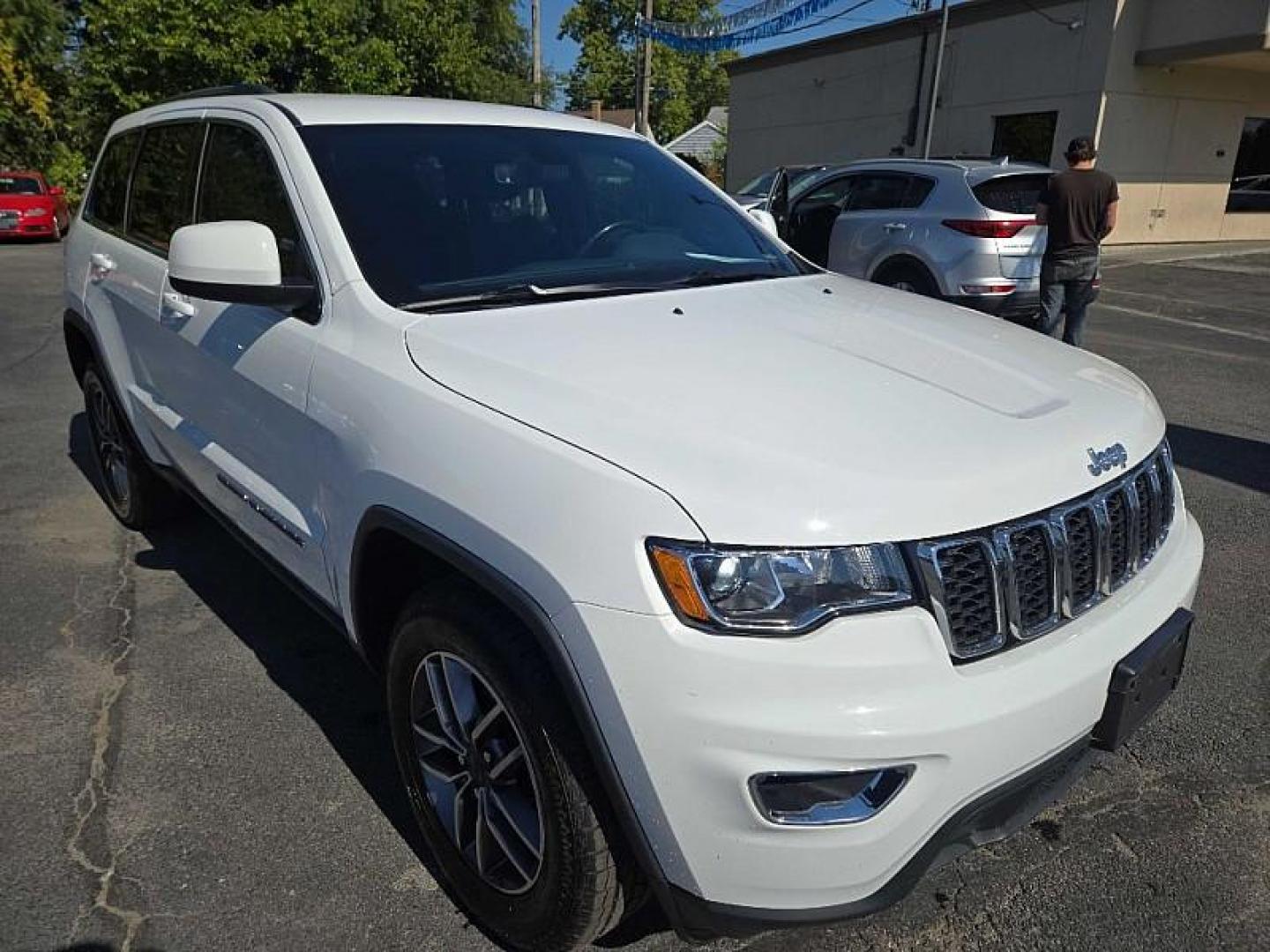 2020 WHITE /BLACK Jeep Grand Cherokee Laredo 4WD (1C4RJFAG9LC) with an 3.6L V6 DOHC 24V engine, 8A transmission, located at 3304 Woodville Road, Northwood, OH, 43619, (419) 210-8019, 41.612694, -83.480743 - Your #1 Destination for Auto Loans and mdash;No Matter Your Credit!At our dealership, we believe everyone deserves the opportunity to drive their dream car and mdash;whether you have good credit, bad credit, or no credit at all. With a wide selection of hundreds of cars, trucks, and SUVs, you'll fin - Photo#5