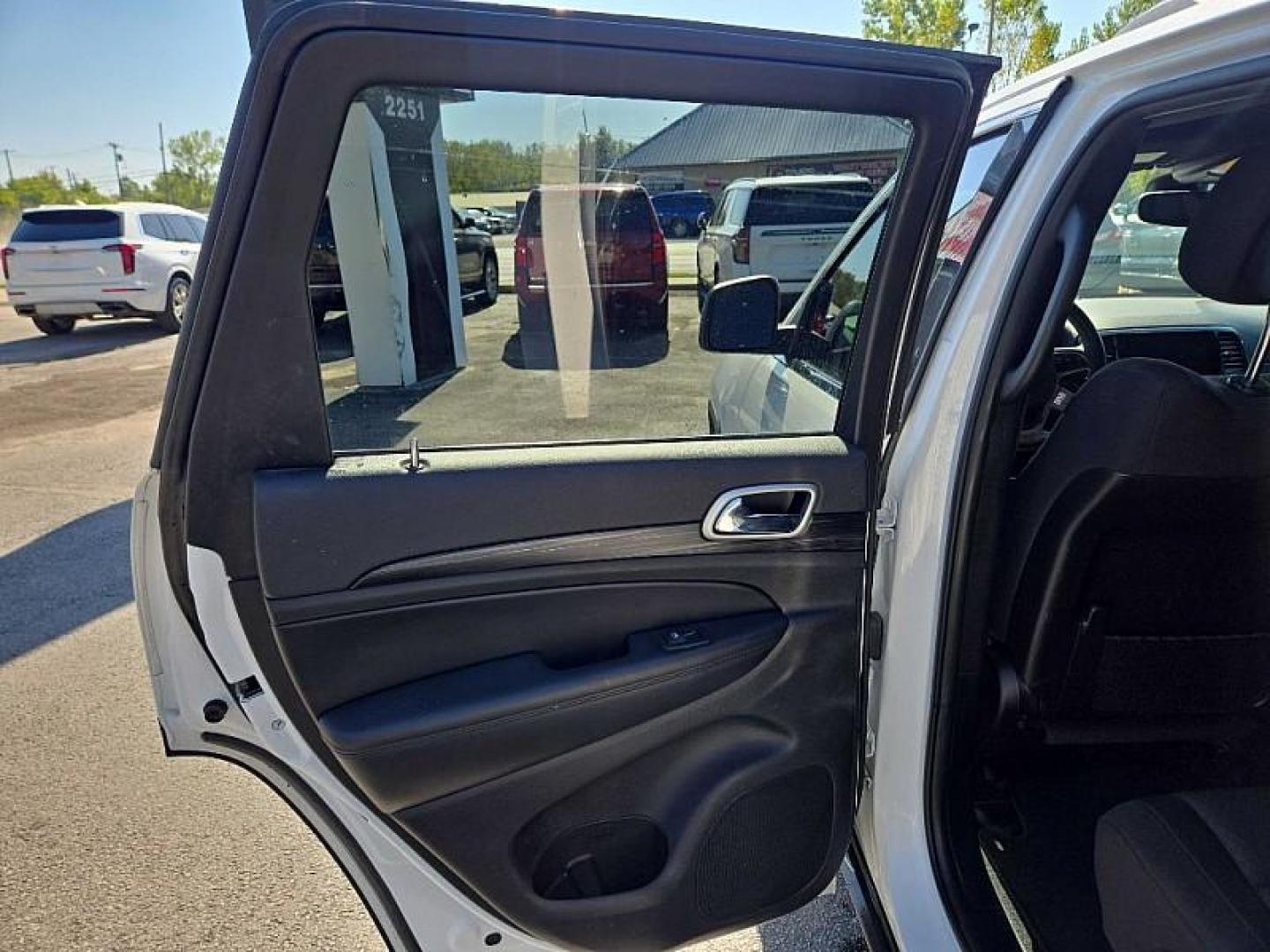 2020 WHITE /BLACK Jeep Grand Cherokee Laredo 4WD (1C4RJFAG9LC) with an 3.6L V6 DOHC 24V engine, 8A transmission, located at 3304 Woodville Road, Northwood, OH, 43619, (419) 210-8019, 41.612694, -83.480743 - Your #1 Destination for Auto Loans and mdash;No Matter Your Credit!At our dealership, we believe everyone deserves the opportunity to drive their dream car and mdash;whether you have good credit, bad credit, or no credit at all. With a wide selection of hundreds of cars, trucks, and SUVs, you'll fin - Photo#10