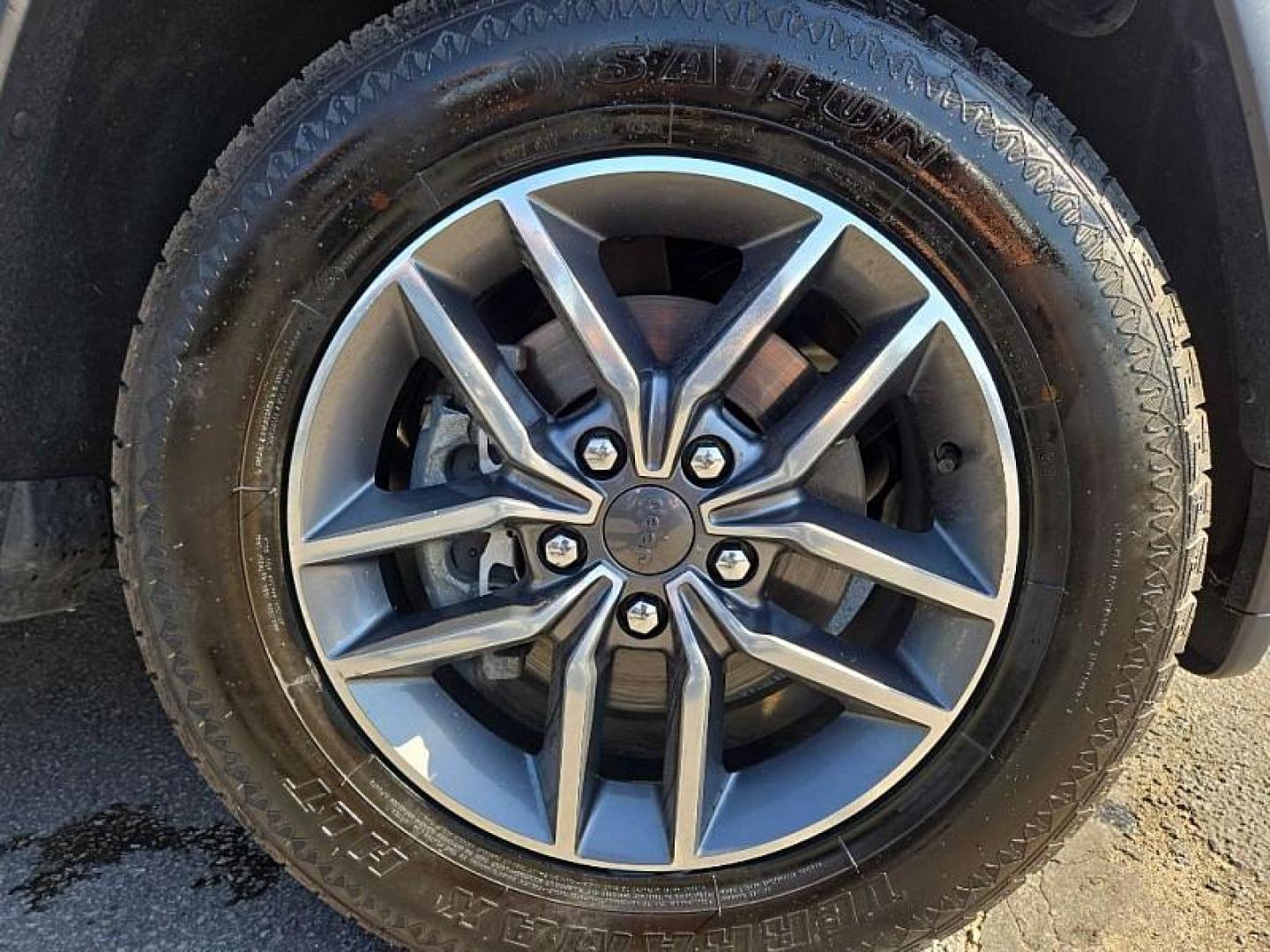 2020 WHITE /BLACK Jeep Grand Cherokee Laredo 4WD (1C4RJFAG9LC) with an 3.6L V6 DOHC 24V engine, 8A transmission, located at 3304 Woodville Road, Northwood, OH, 43619, (419) 210-8019, 41.612694, -83.480743 - Your #1 Destination for Auto Loans and mdash;No Matter Your Credit!At our dealership, we believe everyone deserves the opportunity to drive their dream car and mdash;whether you have good credit, bad credit, or no credit at all. With a wide selection of hundreds of cars, trucks, and SUVs, you'll fin - Photo#17