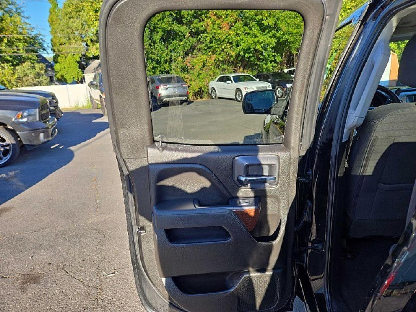 2019 BLACK /BLACK GMC Sierra 1500 SLE Double Cab 4WD (2GTV2MECXK1) with an 5.3L V8 OHV 16V engine, 6A transmission, located at 3304 Woodville Road, Northwood, OH, 43619, (419) 210-8019, 41.612694, -83.480743 - Your #1 Destination for Auto Loans and mdash;No Matter Your Credit!At our dealership, we believe everyone deserves the opportunity to drive their dream car and mdash;whether you have good credit, bad credit, or no credit at all. With a wide selection of hundreds of cars, trucks, and SUVs, you'll fin- Photo#9