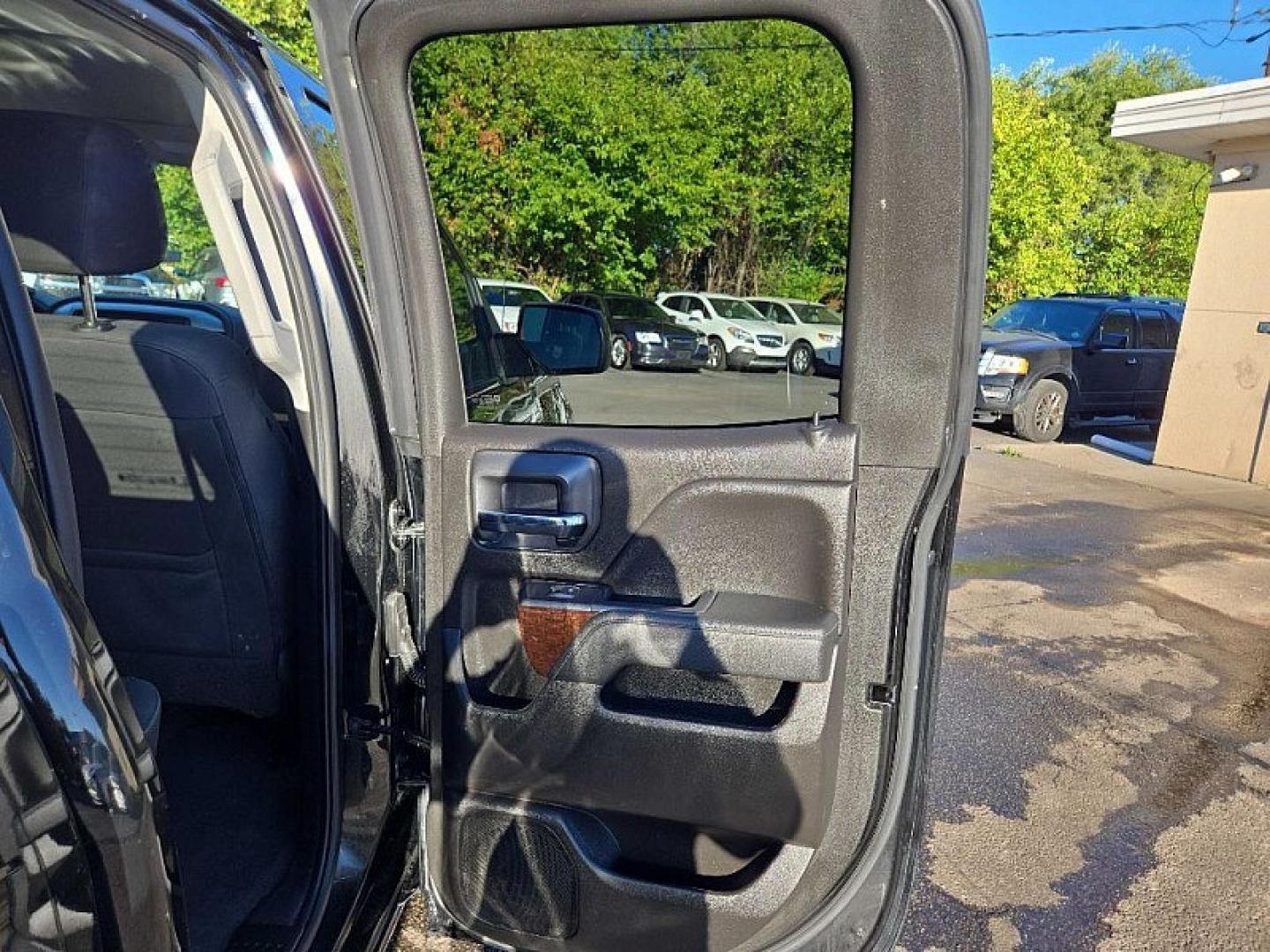2019 BLACK /BLACK GMC Sierra 1500 SLE Double Cab 4WD (2GTV2MECXK1) with an 5.3L V8 OHV 16V engine, 6A transmission, located at 3304 Woodville Road, Northwood, OH, 43619, (419) 210-8019, 41.612694, -83.480743 - Your #1 Destination for Auto Loans and mdash;No Matter Your Credit!At our dealership, we believe everyone deserves the opportunity to drive their dream car and mdash;whether you have good credit, bad credit, or no credit at all. With a wide selection of hundreds of cars, trucks, and SUVs, you'll fin- Photo#11
