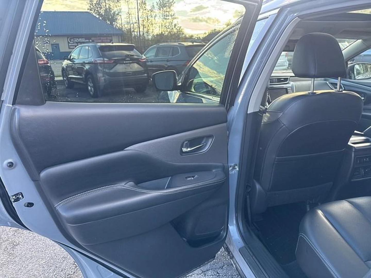 2021 GRAY /BLACK Nissan Murano SL AWD (5N1AZ2CS3MC) with an 3.5L V6 DOHC 24V engine, CVT transmission, located at 3304 Woodville Road, Northwood, OH, 43619, (419) 210-8019, 41.612694, -83.480743 - Your #1 Destination for Auto Loans and mdash;No Matter Your Credit!At our dealership, we believe everyone deserves the opportunity to drive their dream car and mdash;whether you have good credit, bad credit, or no credit at all. With a wide selection of hundreds of cars, trucks, and SUVs, you'll fin - Photo#10