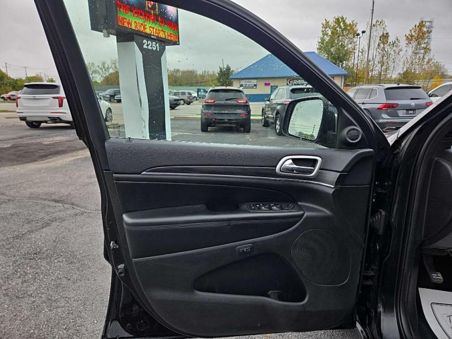 2019 BLACK /BLACK Jeep Grand Cherokee Limited 4WD (1C4RJFBG9KC) with an 3.6L V6 DOHC 24V engine, 8A transmission, located at 3304 Woodville Road, Northwood, OH, 43619, (419) 210-8019, 41.612694, -83.480743 - Your #1 Destination for Auto Loans and mdash;No Matter Your Credit!At our dealership, we believe everyone deserves the opportunity to drive their dream car and mdash;whether you have good credit, bad credit, or no credit at all. With a wide selection of hundreds of cars, trucks, and SUVs, you'll fin - Photo#8