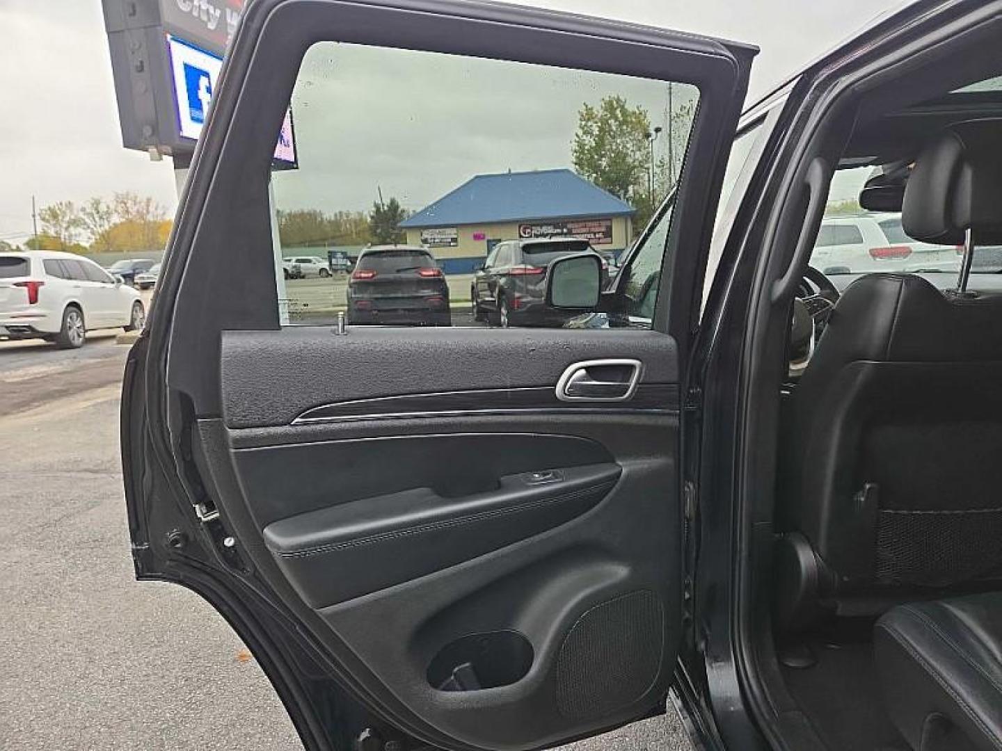 2019 BLACK /BLACK Jeep Grand Cherokee Limited 4WD (1C4RJFBG9KC) with an 3.6L V6 DOHC 24V engine, 8A transmission, located at 3304 Woodville Road, Northwood, OH, 43619, (419) 210-8019, 41.612694, -83.480743 - Your #1 Destination for Auto Loans and mdash;No Matter Your Credit!At our dealership, we believe everyone deserves the opportunity to drive their dream car and mdash;whether you have good credit, bad credit, or no credit at all. With a wide selection of hundreds of cars, trucks, and SUVs, you'll fin - Photo#10