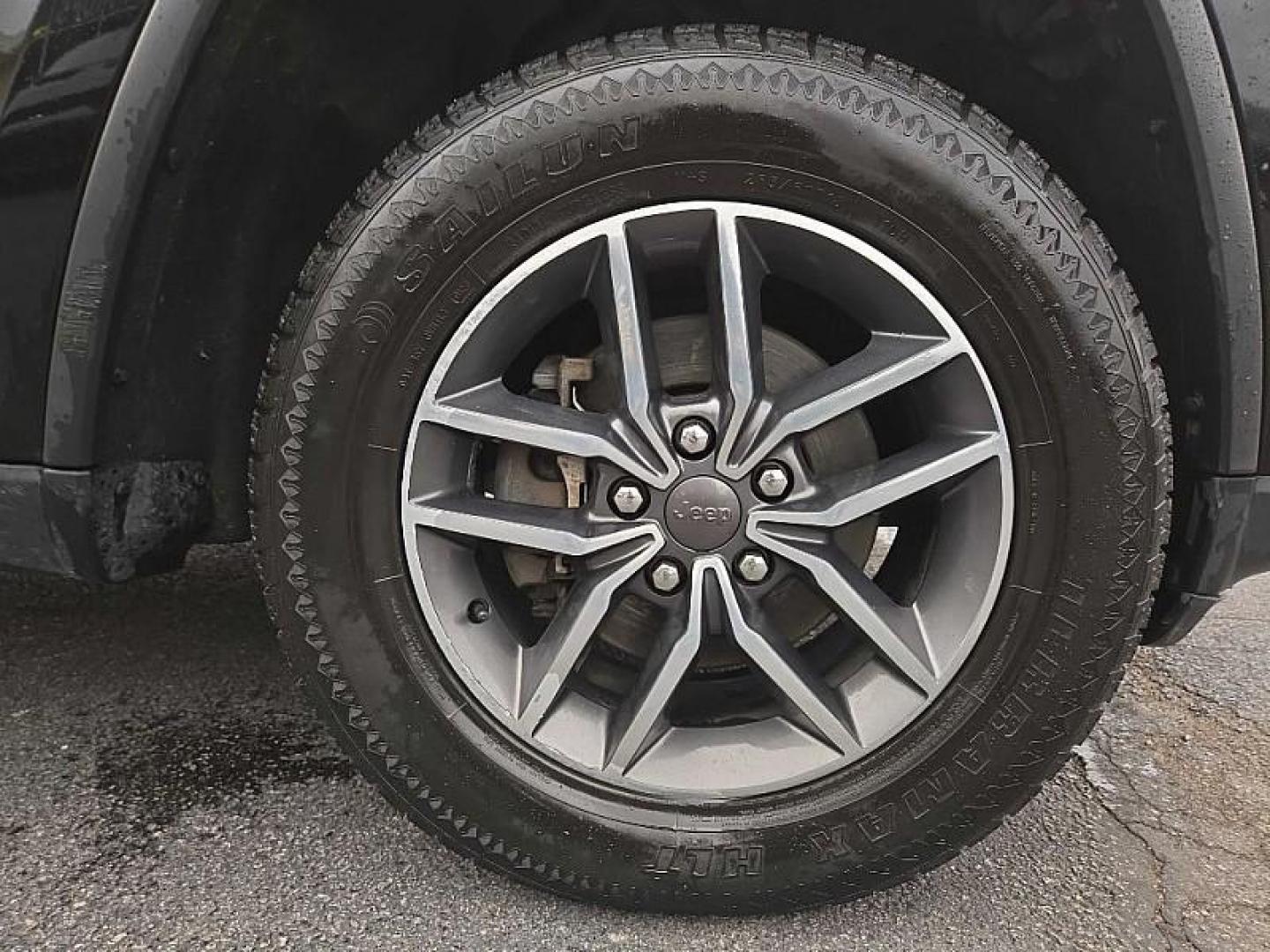 2019 BLACK /BLACK Jeep Grand Cherokee Limited 4WD (1C4RJFBG9KC) with an 3.6L V6 DOHC 24V engine, 8A transmission, located at 3304 Woodville Road, Northwood, OH, 43619, (419) 210-8019, 41.612694, -83.480743 - Your #1 Destination for Auto Loans and mdash;No Matter Your Credit!At our dealership, we believe everyone deserves the opportunity to drive their dream car and mdash;whether you have good credit, bad credit, or no credit at all. With a wide selection of hundreds of cars, trucks, and SUVs, you'll fin - Photo#17