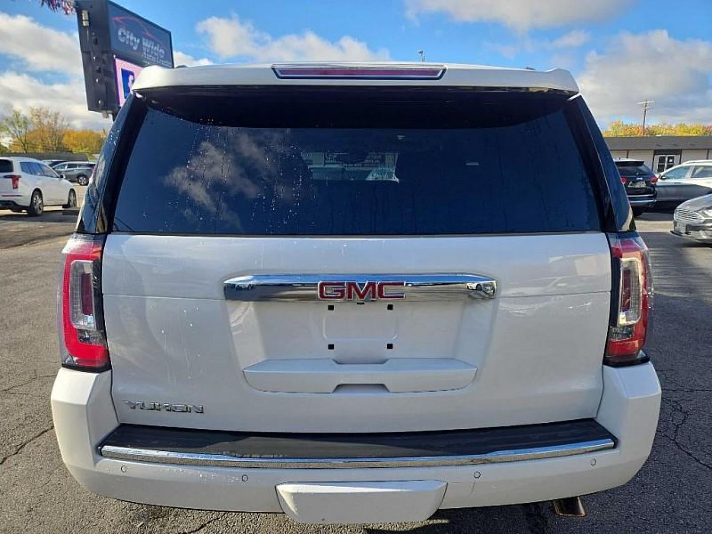 2018 WHITE /BEIGE GMC Yukon Denali 4WD (1GKS2CKJXJR) with an 6.2L V8 OHV 16V engine, 10A transmission, located at 3304 Woodville Road, Northwood, OH, 43619, (419) 210-8019, 41.612694, -83.480743 - Your #1 Destination for Auto Loans and mdash;No Matter Your Credit!At our dealership, we believe everyone deserves the opportunity to drive their dream car and mdash;whether you have good credit, bad credit, or no credit at all. With a wide selection of hundreds of cars, trucks, and SUVs, you'll fin - Photo#3