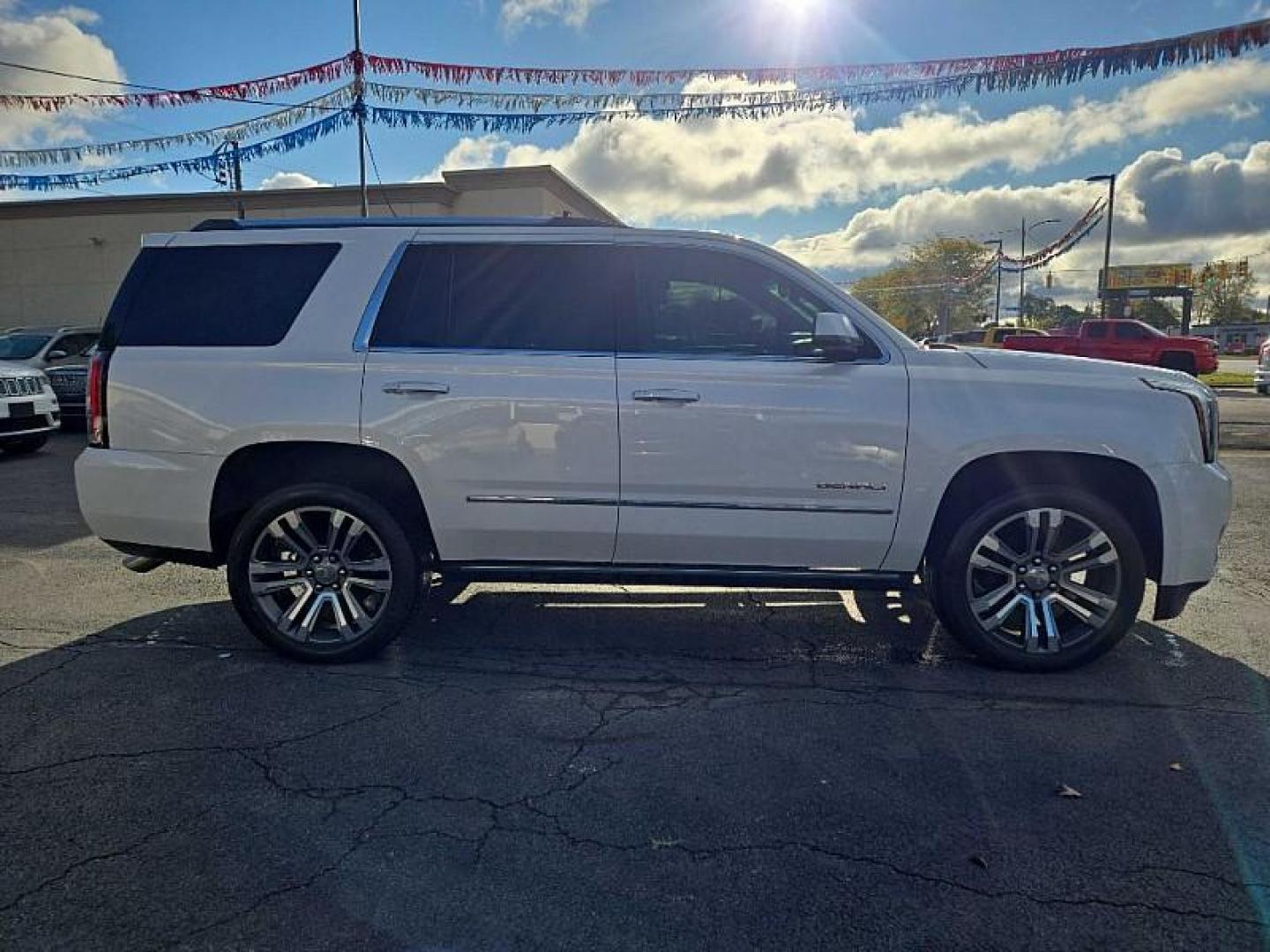 2018 WHITE /BEIGE GMC Yukon Denali 4WD (1GKS2CKJXJR) with an 6.2L V8 OHV 16V engine, 10A transmission, located at 3304 Woodville Road, Northwood, OH, 43619, (419) 210-8019, 41.612694, -83.480743 - Your #1 Destination for Auto Loans and mdash;No Matter Your Credit!At our dealership, we believe everyone deserves the opportunity to drive their dream car and mdash;whether you have good credit, bad credit, or no credit at all. With a wide selection of hundreds of cars, trucks, and SUVs, you'll fin - Photo#5