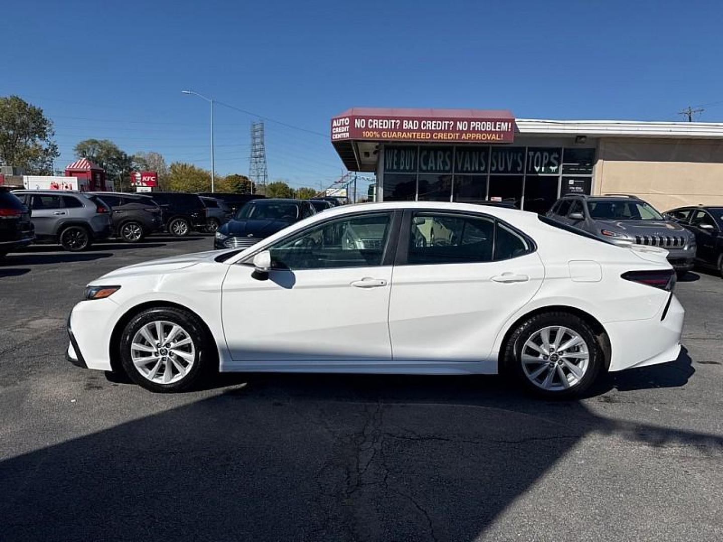 2021 WHITE /BLACK Toyota Camry SE (4T1G11AKXMU) with an 2.5L L4 DOHC 16V engine, 8A transmission, located at 3304 Woodville Road, Northwood, OH, 43619, (419) 210-8019, 41.612694, -83.480743 - Your #1 Destination for Auto Loans and mdash;No Matter Your Credit!At our dealership, we believe everyone deserves the opportunity to drive their dream car and mdash;whether you have good credit, bad credit, or no credit at all. With a wide selection of hundreds of cars, trucks, and SUVs, you'll fin - Photo#1