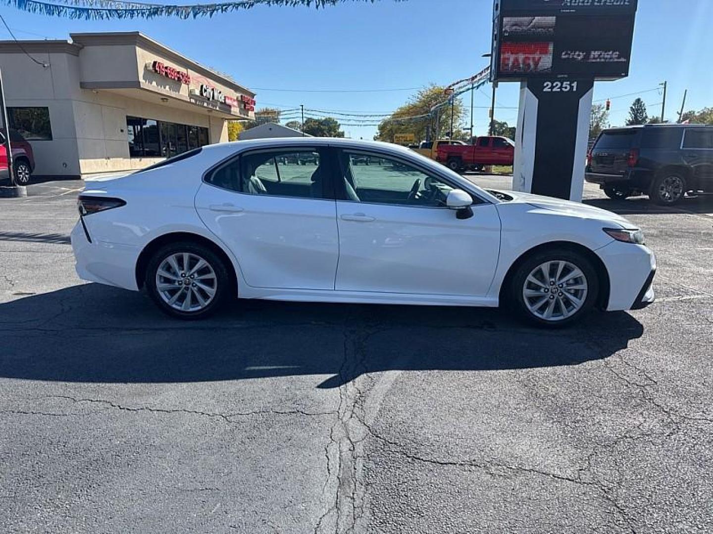 2021 WHITE /BLACK Toyota Camry SE (4T1G11AKXMU) with an 2.5L L4 DOHC 16V engine, 8A transmission, located at 3304 Woodville Road, Northwood, OH, 43619, (419) 210-8019, 41.612694, -83.480743 - Your #1 Destination for Auto Loans and mdash;No Matter Your Credit!At our dealership, we believe everyone deserves the opportunity to drive their dream car and mdash;whether you have good credit, bad credit, or no credit at all. With a wide selection of hundreds of cars, trucks, and SUVs, you'll fin - Photo#5