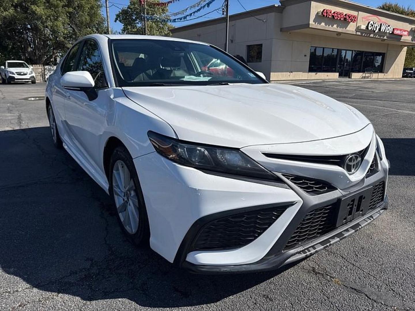 2021 WHITE /BLACK Toyota Camry SE (4T1G11AKXMU) with an 2.5L L4 DOHC 16V engine, 8A transmission, located at 3304 Woodville Road, Northwood, OH, 43619, (419) 210-8019, 41.612694, -83.480743 - Your #1 Destination for Auto Loans and mdash;No Matter Your Credit!At our dealership, we believe everyone deserves the opportunity to drive their dream car and mdash;whether you have good credit, bad credit, or no credit at all. With a wide selection of hundreds of cars, trucks, and SUVs, you'll fin - Photo#6
