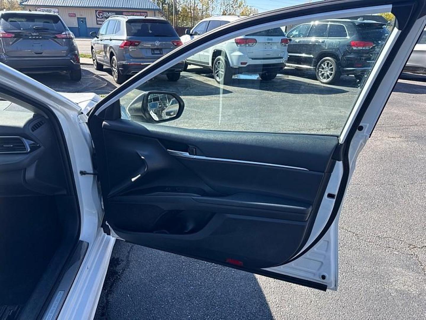 2021 WHITE /BLACK Toyota Camry SE (4T1G11AKXMU) with an 2.5L L4 DOHC 16V engine, 8A transmission, located at 3304 Woodville Road, Northwood, OH, 43619, (419) 210-8019, 41.612694, -83.480743 - Your #1 Destination for Auto Loans and mdash;No Matter Your Credit!At our dealership, we believe everyone deserves the opportunity to drive their dream car and mdash;whether you have good credit, bad credit, or no credit at all. With a wide selection of hundreds of cars, trucks, and SUVs, you'll fin - Photo#14