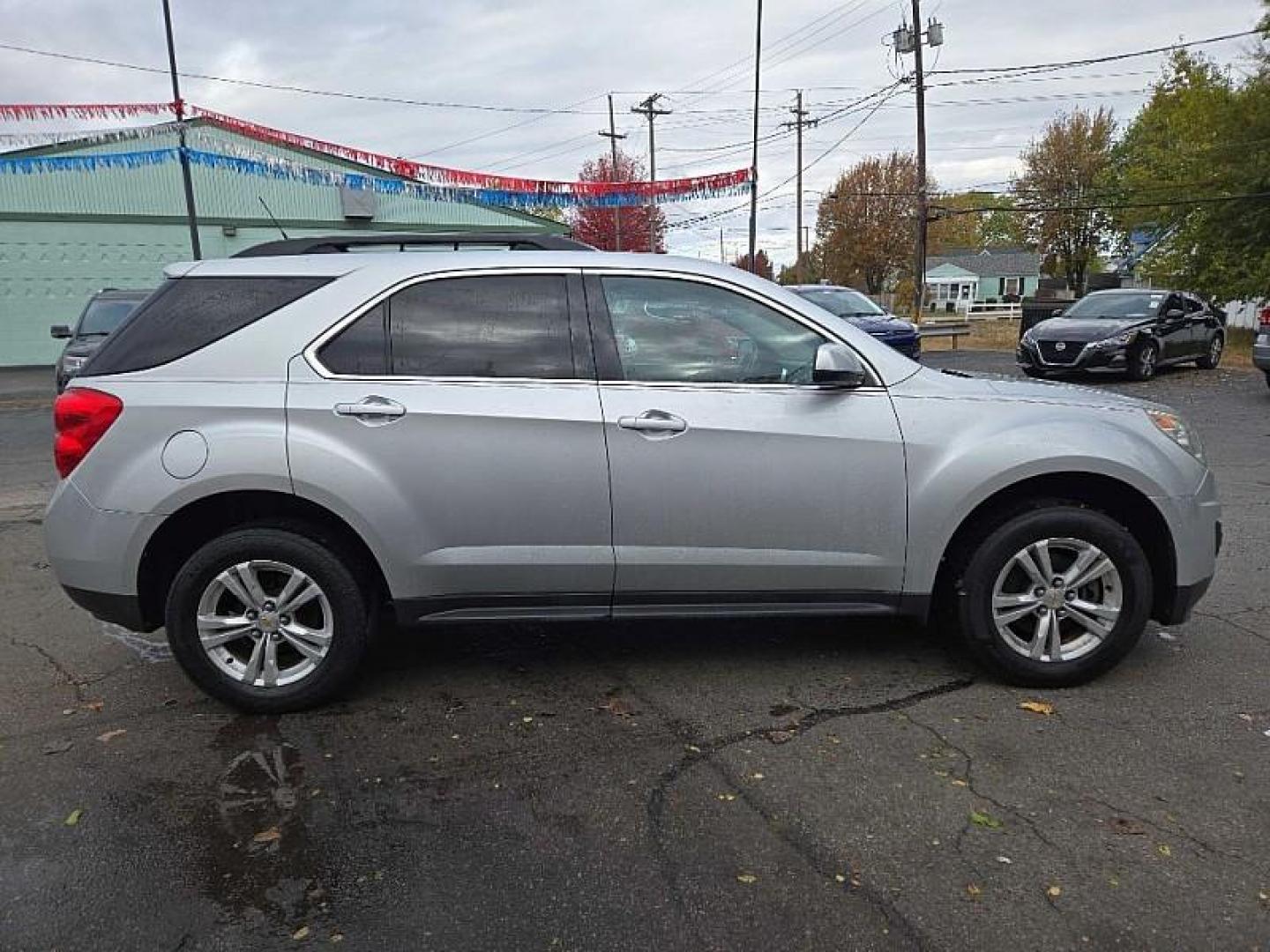 2011 SILVER /BLACK Chevrolet Equinox 1LT 2WD (2GNALDEC0B1) with an 2.4L L4 DOHC 16V engine, 6-Speed Automatic transmission, located at 3304 Woodville Road, Northwood, OH, 43619, (419) 210-8019, 41.612694, -83.480743 - Photo#5