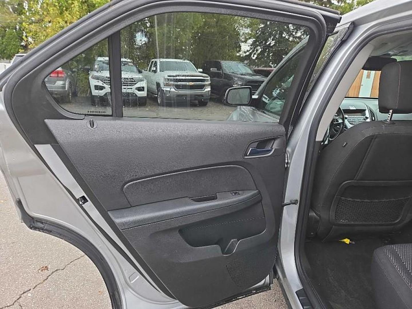 2011 SILVER /BLACK Chevrolet Equinox 1LT 2WD (2GNALDEC0B1) with an 2.4L L4 DOHC 16V engine, 6-Speed Automatic transmission, located at 3304 Woodville Road, Northwood, OH, 43619, (419) 210-8019, 41.612694, -83.480743 - Photo#10