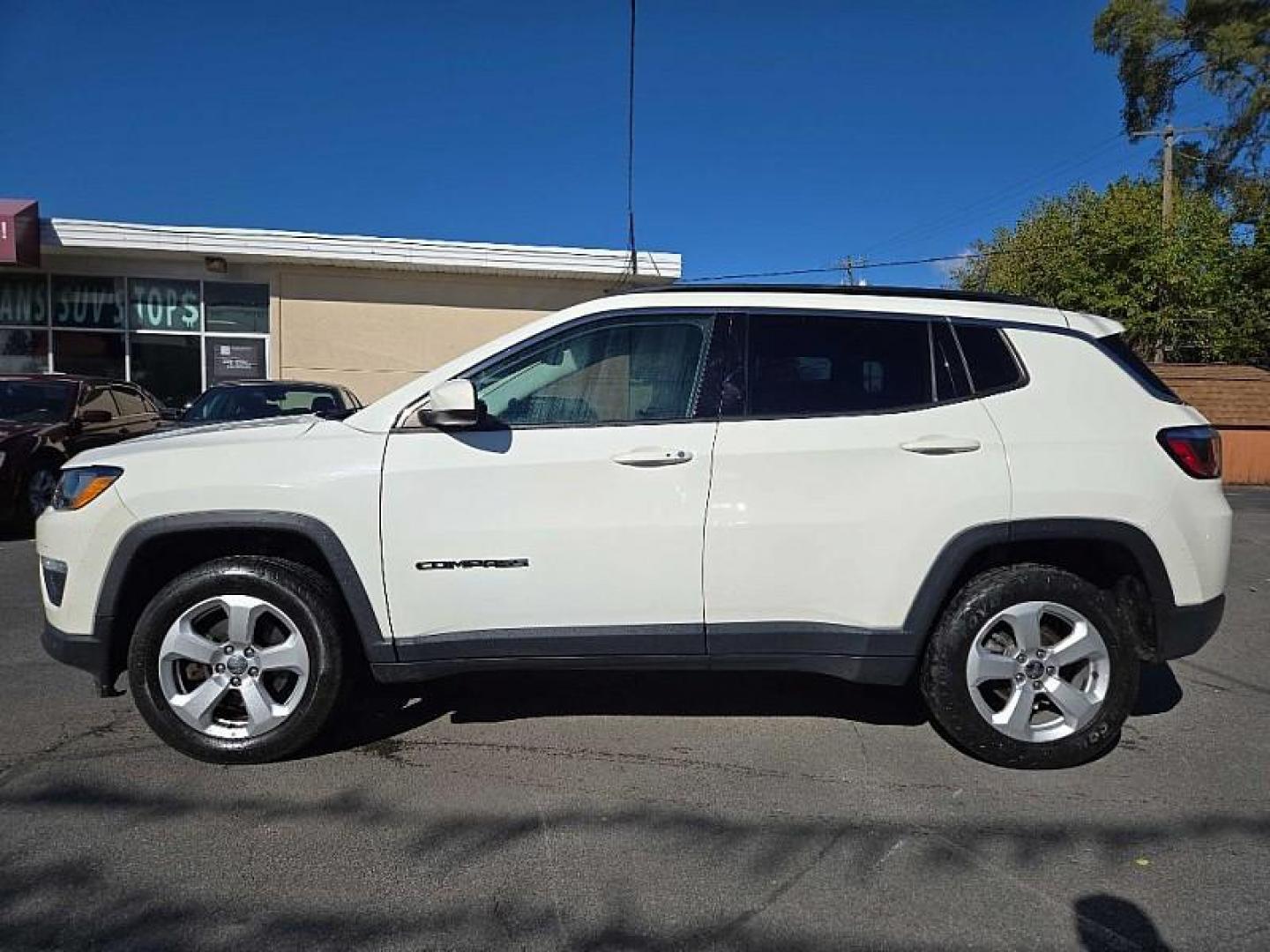 2018 WHITE /BLACK Jeep Compass Sport 4WD (3C4NJDBB0JT) with an 2.4L L4 DOHC 16V engine, Automatic 9-Spd transmission, located at 3304 Woodville Road, Northwood, OH, 43619, (419) 210-8019, 41.612694, -83.480743 - Your #1 Destination for Auto Loans and mdash;No Matter Your Credit!At our dealership, we believe everyone deserves the opportunity to drive their dream car and mdash;whether you have good credit, bad credit, or no credit at all. With a wide selection of hundreds of cars, trucks, and SUVs, you'll fin - Photo#1