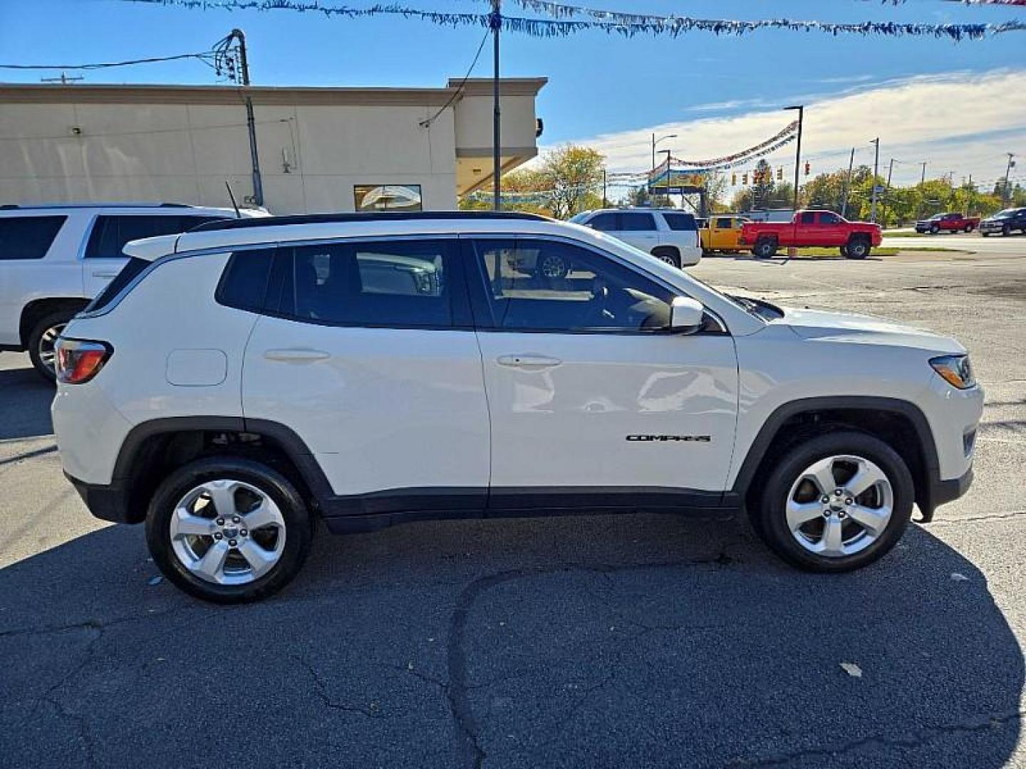 2018 WHITE /BLACK Jeep Compass Sport 4WD (3C4NJDBB0JT) with an 2.4L L4 DOHC 16V engine, Automatic 9-Spd transmission, located at 3304 Woodville Road, Northwood, OH, 43619, (419) 210-8019, 41.612694, -83.480743 - Your #1 Destination for Auto Loans and mdash;No Matter Your Credit!At our dealership, we believe everyone deserves the opportunity to drive their dream car and mdash;whether you have good credit, bad credit, or no credit at all. With a wide selection of hundreds of cars, trucks, and SUVs, you'll fin - Photo#5