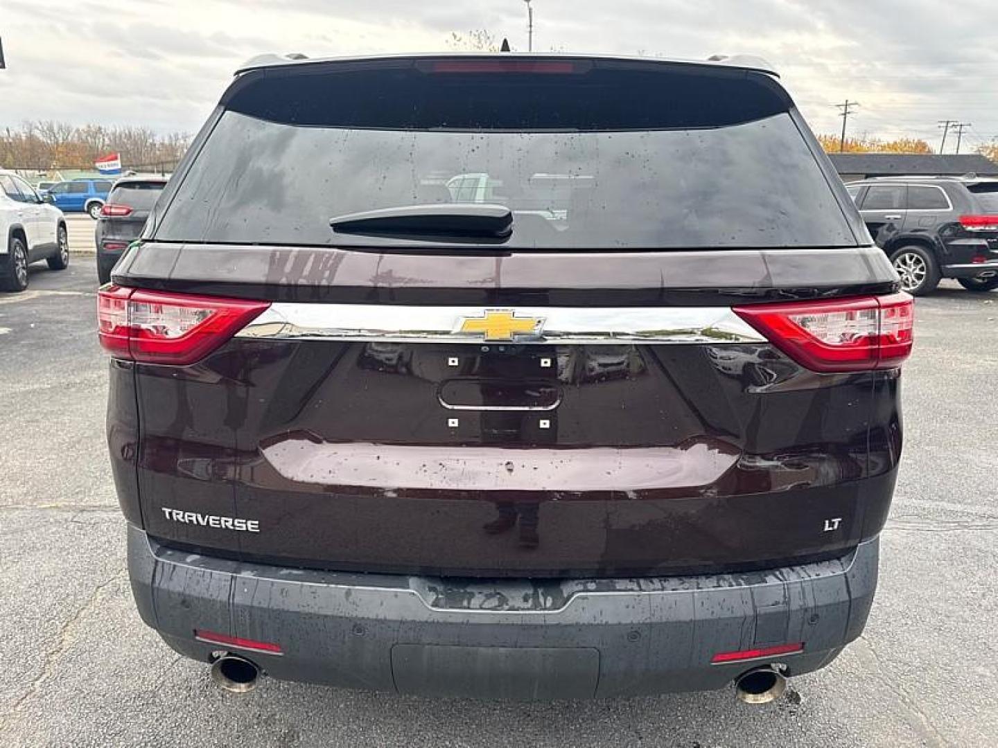 2020 RED /BLACK Chevrolet Traverse LT Leather FWD (1GNERHKW0LJ) with an 3.6L V6 DOHC 24V engine, 9A transmission, located at 3304 Woodville Road, Northwood, OH, 43619, (419) 210-8019, 41.612694, -83.480743 - Your #1 Destination for Auto Loans and mdash;No Matter Your Credit!At our dealership, we believe everyone deserves the opportunity to drive their dream car and mdash;whether you have good credit, bad credit, or no credit at all. With a wide selection of hundreds of cars, trucks, and SUVs, you'll fin - Photo#3