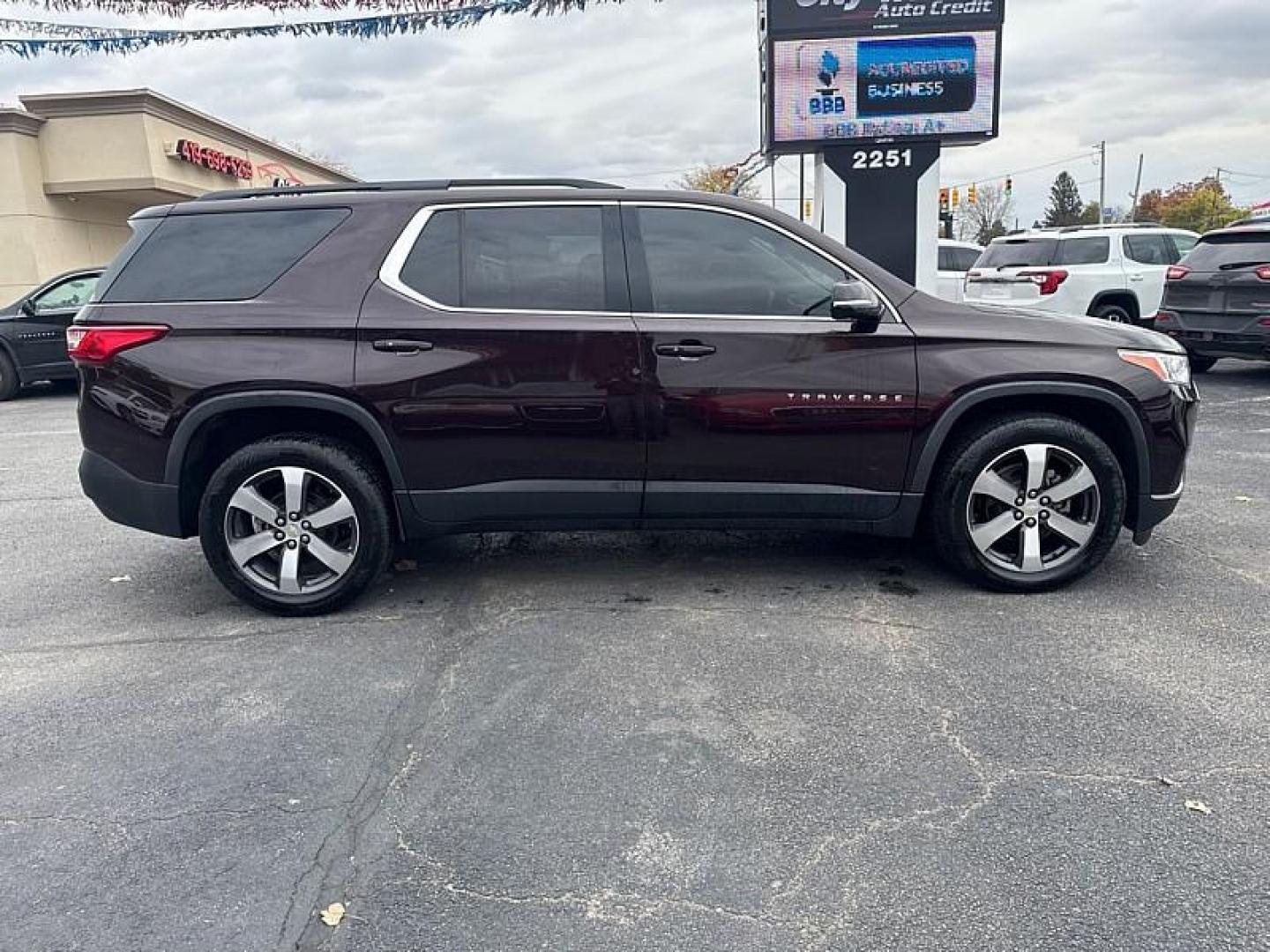 2020 RED /BLACK Chevrolet Traverse LT Leather FWD (1GNERHKW0LJ) with an 3.6L V6 DOHC 24V engine, 9A transmission, located at 3304 Woodville Road, Northwood, OH, 43619, (419) 210-8019, 41.612694, -83.480743 - Your #1 Destination for Auto Loans and mdash;No Matter Your Credit!At our dealership, we believe everyone deserves the opportunity to drive their dream car and mdash;whether you have good credit, bad credit, or no credit at all. With a wide selection of hundreds of cars, trucks, and SUVs, you'll fin - Photo#5