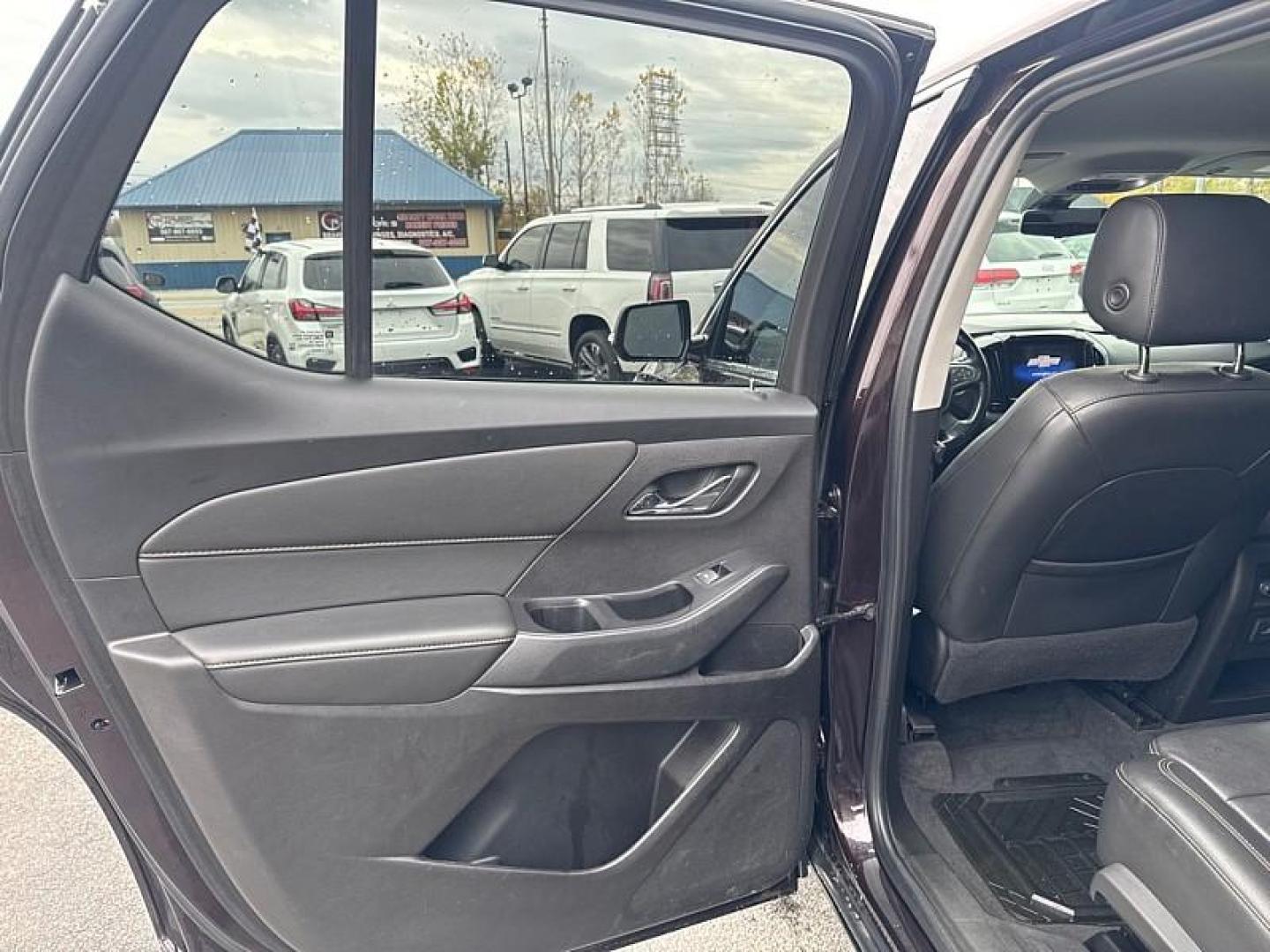 2020 RED /BLACK Chevrolet Traverse LT Leather FWD (1GNERHKW0LJ) with an 3.6L V6 DOHC 24V engine, 9A transmission, located at 3304 Woodville Road, Northwood, OH, 43619, (419) 210-8019, 41.612694, -83.480743 - Your #1 Destination for Auto Loans and mdash;No Matter Your Credit!At our dealership, we believe everyone deserves the opportunity to drive their dream car and mdash;whether you have good credit, bad credit, or no credit at all. With a wide selection of hundreds of cars, trucks, and SUVs, you'll fin - Photo#10