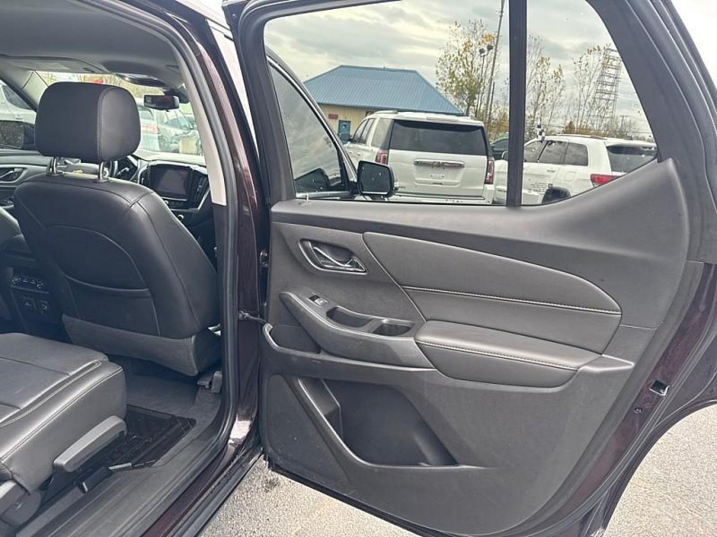 2020 RED /BLACK Chevrolet Traverse LT Leather FWD (1GNERHKW0LJ) with an 3.6L V6 DOHC 24V engine, 9A transmission, located at 3304 Woodville Road, Northwood, OH, 43619, (419) 210-8019, 41.612694, -83.480743 - Your #1 Destination for Auto Loans and mdash;No Matter Your Credit!At our dealership, we believe everyone deserves the opportunity to drive their dream car and mdash;whether you have good credit, bad credit, or no credit at all. With a wide selection of hundreds of cars, trucks, and SUVs, you'll fin - Photo#14