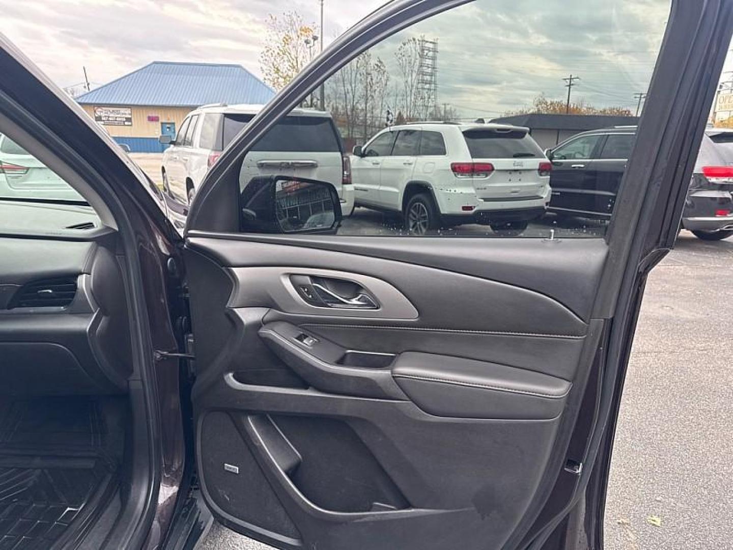 2020 RED /BLACK Chevrolet Traverse LT Leather FWD (1GNERHKW0LJ) with an 3.6L V6 DOHC 24V engine, 9A transmission, located at 3304 Woodville Road, Northwood, OH, 43619, (419) 210-8019, 41.612694, -83.480743 - Your #1 Destination for Auto Loans and mdash;No Matter Your Credit!At our dealership, we believe everyone deserves the opportunity to drive their dream car and mdash;whether you have good credit, bad credit, or no credit at all. With a wide selection of hundreds of cars, trucks, and SUVs, you'll fin - Photo#17