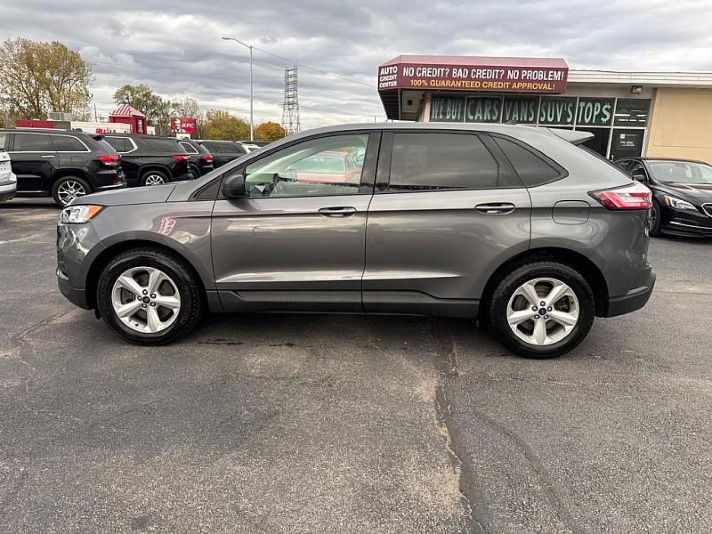 2022 GRAY /BLACK Ford Edge SE AWD (2FMPK4G98NB) with an 2.0L L4 DOHC 16V engine, 6A transmission, located at 3304 Woodville Road, Northwood, OH, 43619, (419) 210-8019, 41.612694, -83.480743 - Photo#1