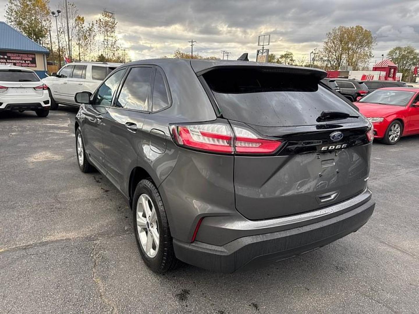 2022 GRAY /BLACK Ford Edge SE AWD (2FMPK4G98NB) with an 2.0L L4 DOHC 16V engine, 6A transmission, located at 3304 Woodville Road, Northwood, OH, 43619, (419) 210-8019, 41.612694, -83.480743 - Photo#2