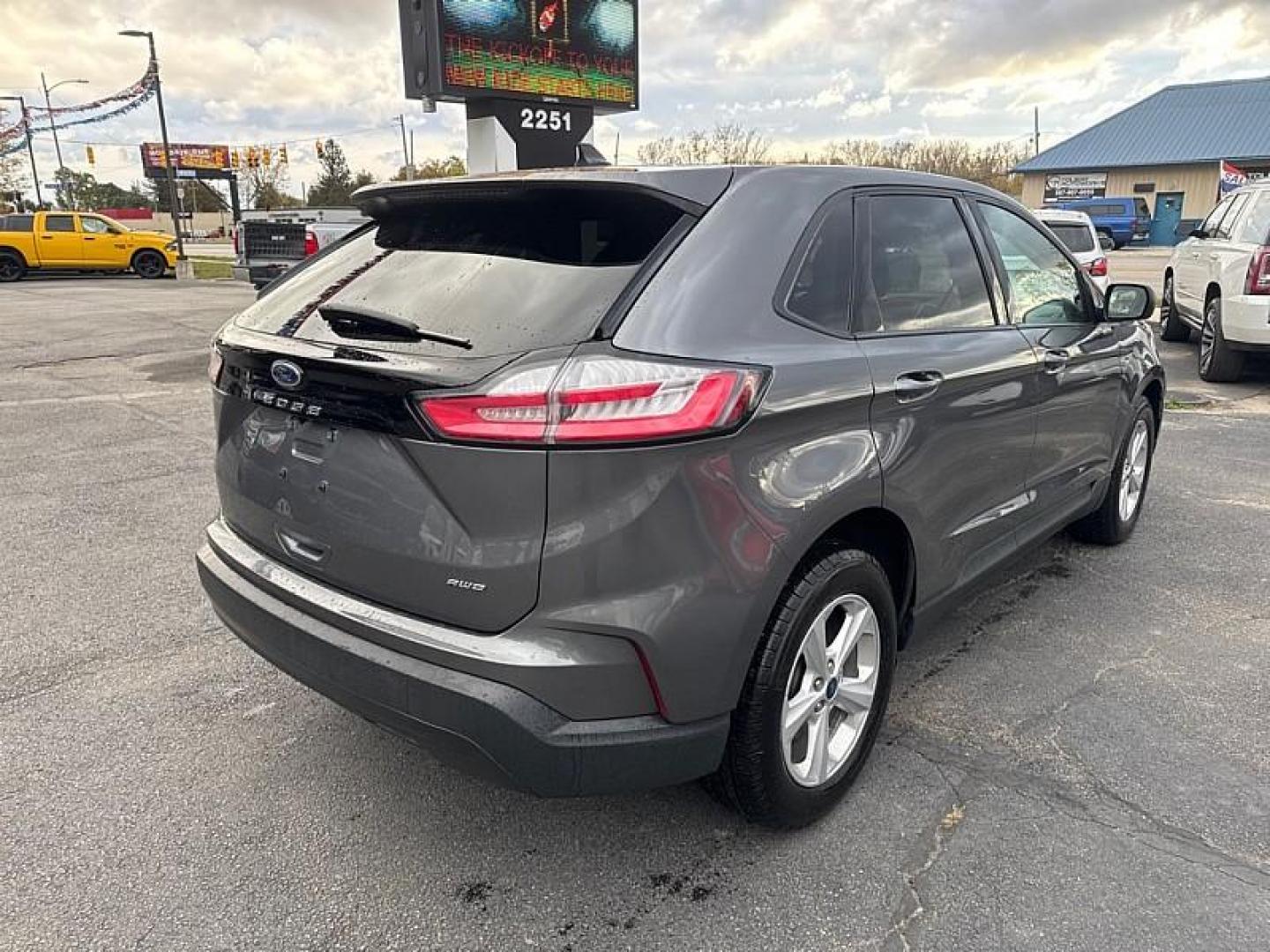 2022 GRAY /BLACK Ford Edge SE AWD (2FMPK4G98NB) with an 2.0L L4 DOHC 16V engine, 6A transmission, located at 3304 Woodville Road, Northwood, OH, 43619, (419) 210-8019, 41.612694, -83.480743 - Photo#4