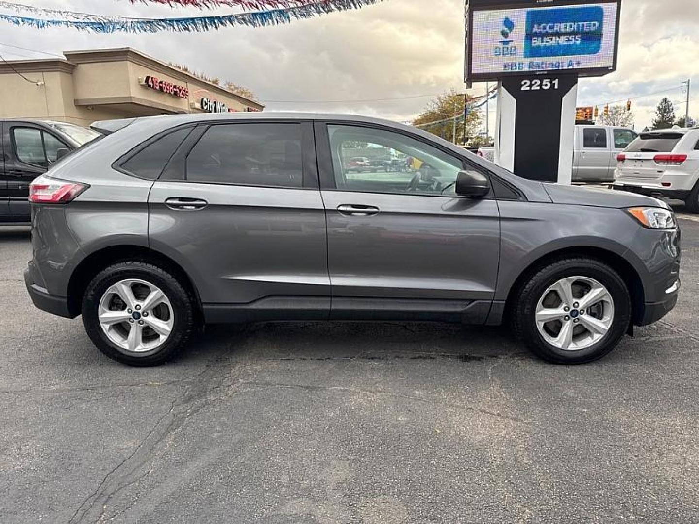 2022 GRAY /BLACK Ford Edge SE AWD (2FMPK4G98NB) with an 2.0L L4 DOHC 16V engine, 6A transmission, located at 3304 Woodville Road, Northwood, OH, 43619, (419) 210-8019, 41.612694, -83.480743 - Photo#5