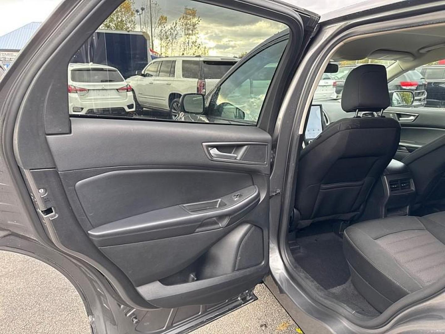 2022 GRAY /BLACK Ford Edge SE AWD (2FMPK4G98NB) with an 2.0L L4 DOHC 16V engine, 6A transmission, located at 3304 Woodville Road, Northwood, OH, 43619, (419) 210-8019, 41.612694, -83.480743 - Photo#10
