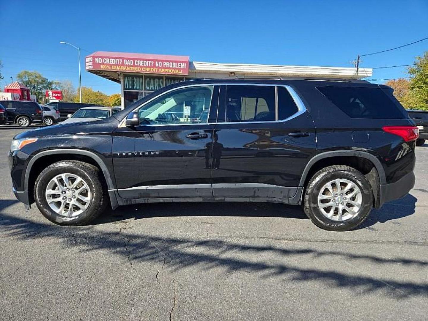 2021 BLACK /BLACK Chevrolet Traverse LT Cloth AWD (1GNEVGKW7MJ) with an 3.6L V6 DOHC 24V engine, 9A transmission, located at 3304 Woodville Road, Northwood, OH, 43619, (419) 210-8019, 41.612694, -83.480743 - Photo#3
