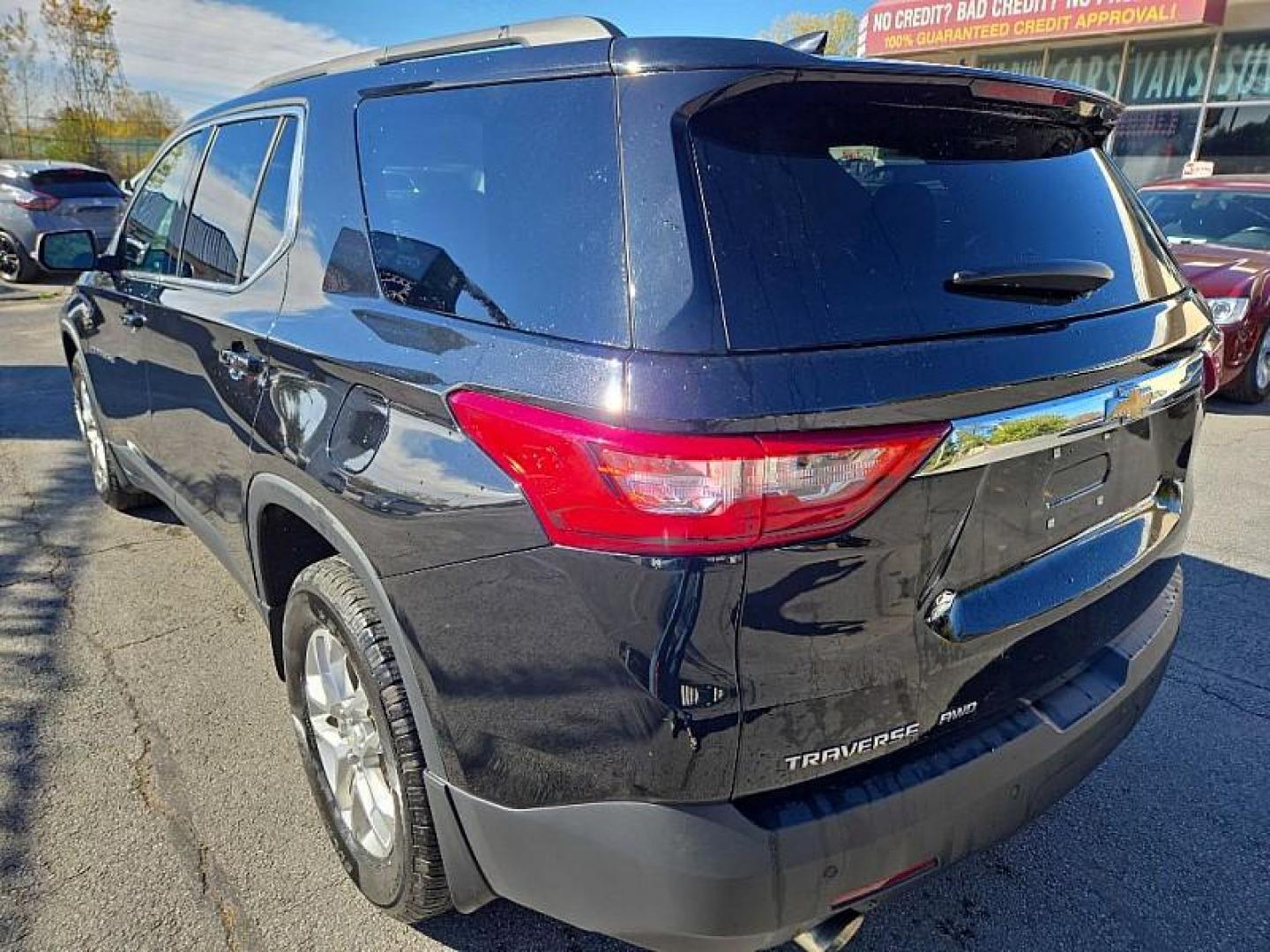 2021 BLACK /BLACK Chevrolet Traverse LT Cloth AWD (1GNEVGKW7MJ) with an 3.6L V6 DOHC 24V engine, 9A transmission, located at 3304 Woodville Road, Northwood, OH, 43619, (419) 210-8019, 41.612694, -83.480743 - Photo#4