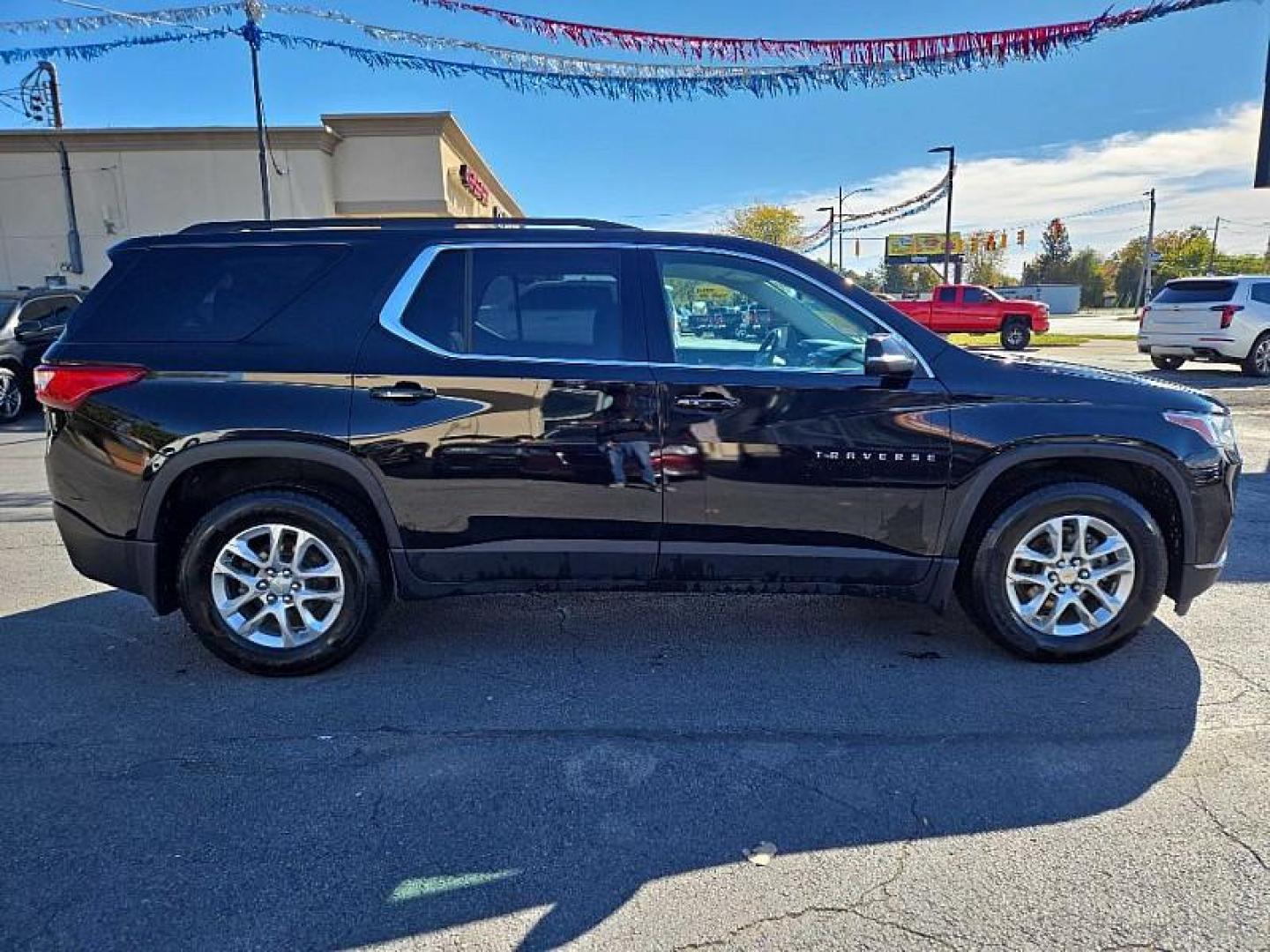 2021 BLACK /BLACK Chevrolet Traverse LT Cloth AWD (1GNEVGKW7MJ) with an 3.6L V6 DOHC 24V engine, 9A transmission, located at 3304 Woodville Road, Northwood, OH, 43619, (419) 210-8019, 41.612694, -83.480743 - Photo#5