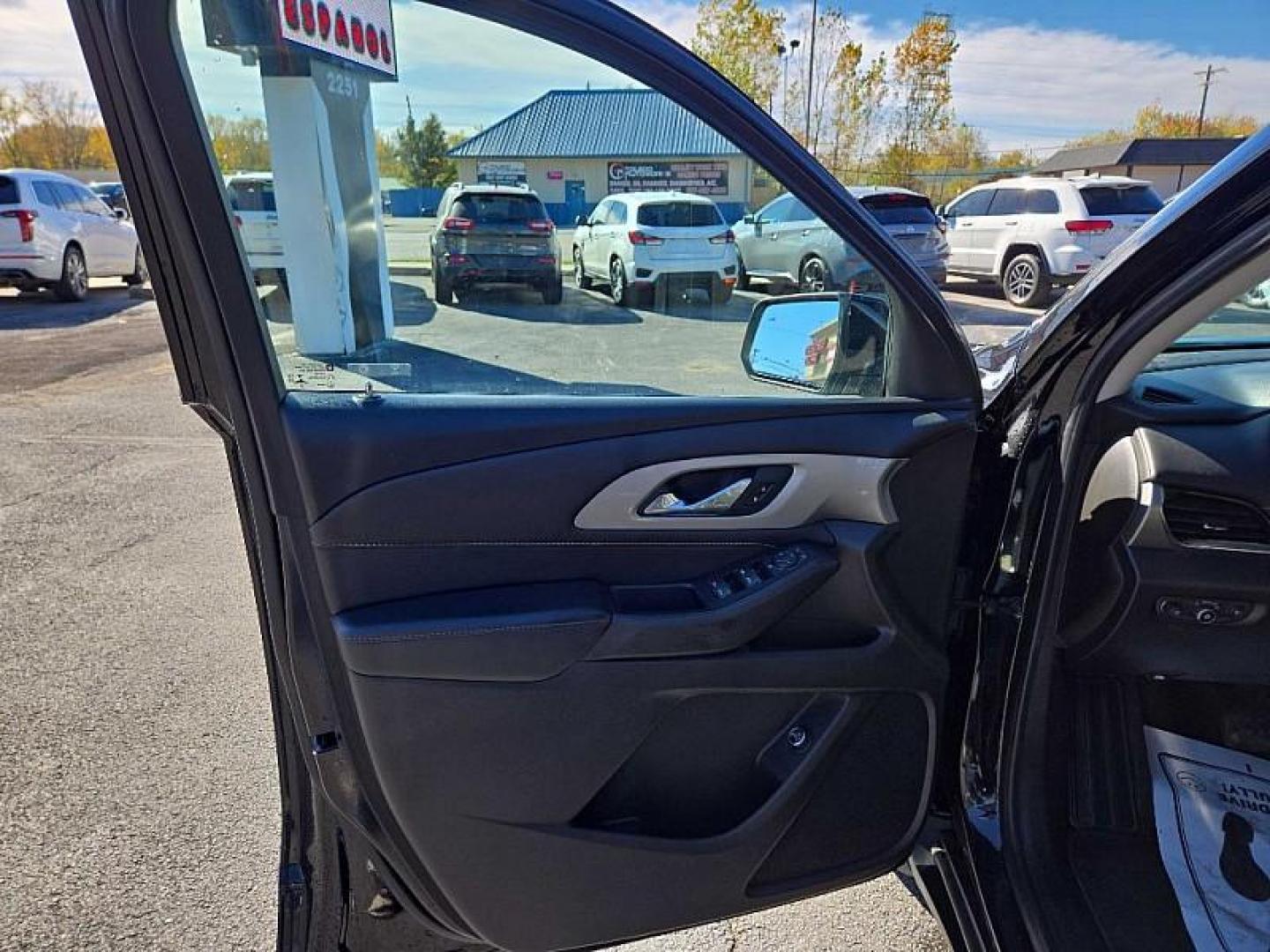 2021 BLACK /BLACK Chevrolet Traverse LT Cloth AWD (1GNEVGKW7MJ) with an 3.6L V6 DOHC 24V engine, 9A transmission, located at 3304 Woodville Road, Northwood, OH, 43619, (419) 210-8019, 41.612694, -83.480743 - Photo#8