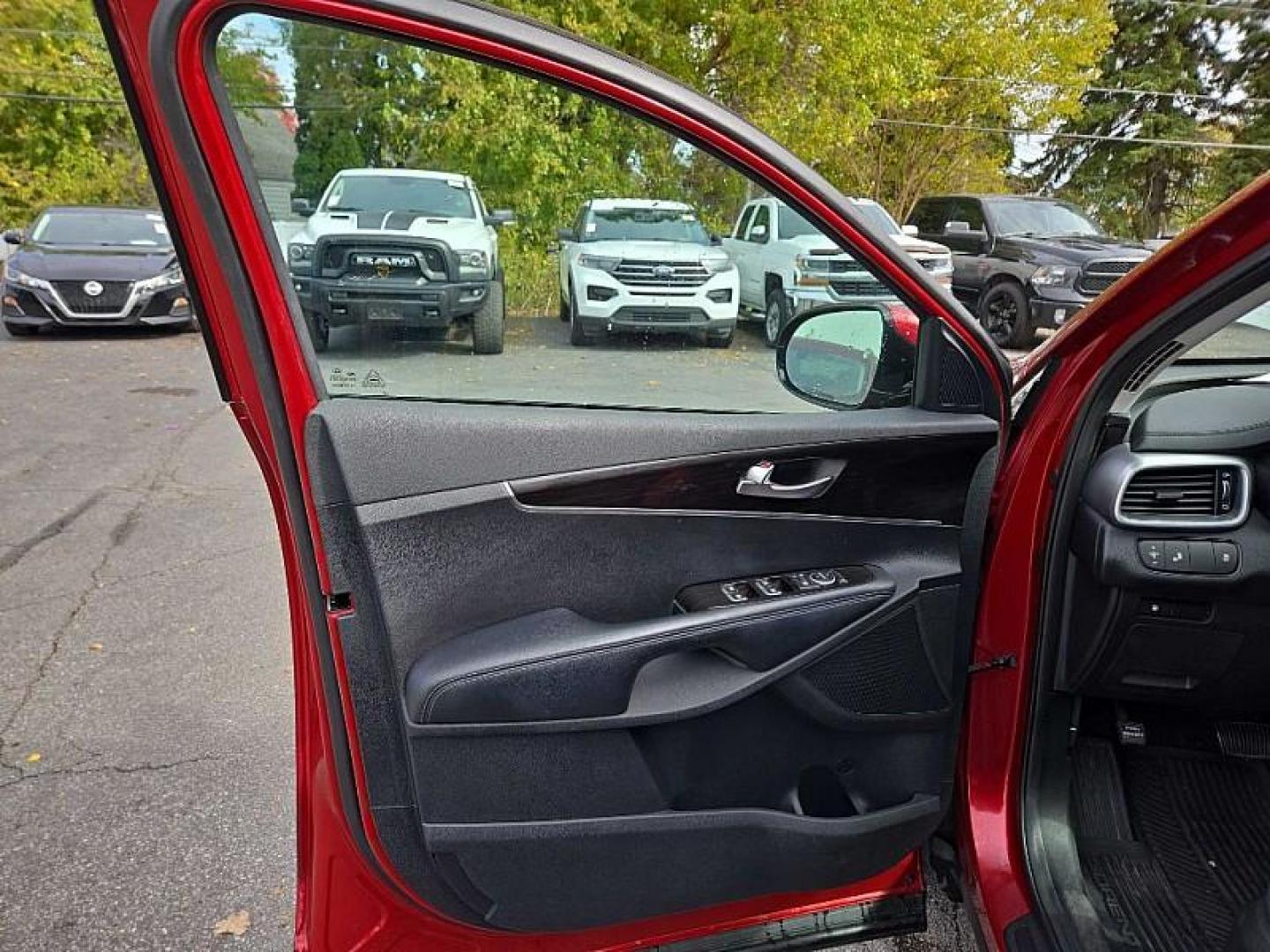 2019 RED /BLACK Kia Sorento LX AWD (5XYPGDA30KG) with an 2.4L L4 DOHC 16V engine, 6A transmission, located at 3304 Woodville Road, Northwood, OH, 43619, (419) 210-8019, 41.612694, -83.480743 - Photo#8