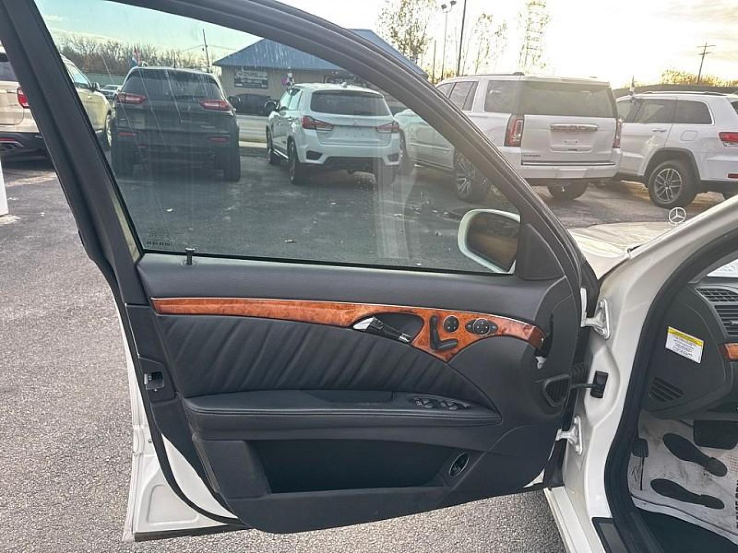 2005 WHITE Mercedes-Benz E-Class E500 (WDBUF70JX5A) with an 5.0L V8 SOHC 24V engine, Automatic transmission, located at 3304 Woodville Road, Northwood, OH, 43619, (419) 210-8019, 41.612694, -83.480743 - Photo#8