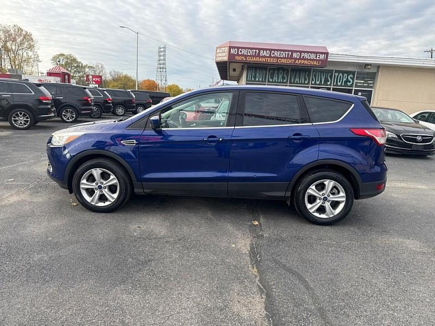 2016 BLUE /GRAY Ford Escape SE 4WD (1FMCU9GX0GU) with an 1.6L L4 DOHC 16V engine, 6-Speed Automatic transmission, located at 3304 Woodville Road, Northwood, OH, 43619, (419) 210-8019, 41.612694, -83.480743 - Your #1 Destination for Auto Loans and mdash;No Matter Your Credit!At our dealership, we believe everyone deserves the opportunity to drive their dream car and mdash;whether you have good credit, bad credit, or no credit at all. With a wide selection of hundreds of cars, trucks, and SUVs, you'll fin - Photo#1