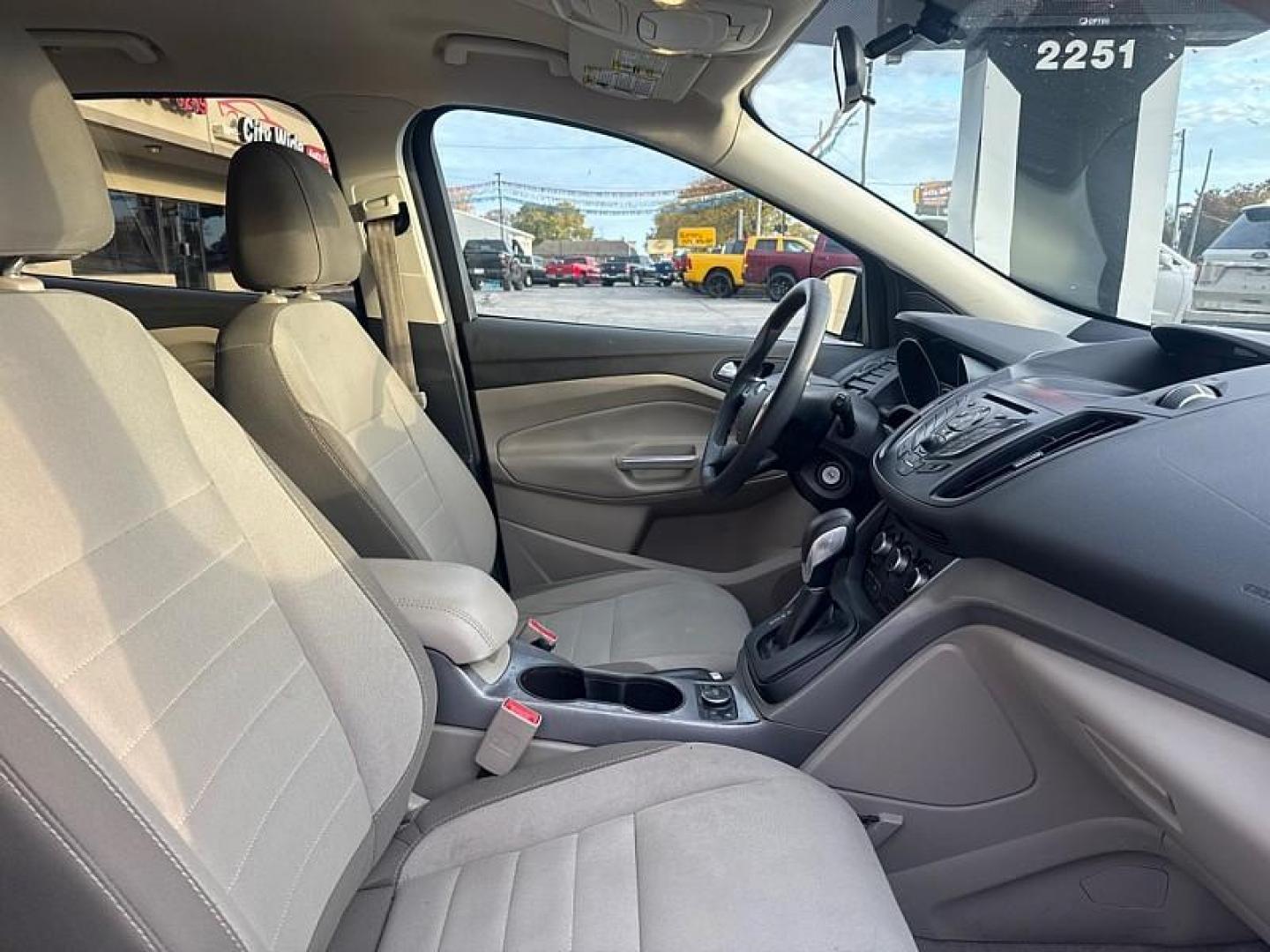 2016 BLUE /GRAY Ford Escape SE 4WD (1FMCU9GX0GU) with an 1.6L L4 DOHC 16V engine, 6-Speed Automatic transmission, located at 3304 Woodville Road, Northwood, OH, 43619, (419) 210-8019, 41.612694, -83.480743 - Your #1 Destination for Auto Loans and mdash;No Matter Your Credit!At our dealership, we believe everyone deserves the opportunity to drive their dream car and mdash;whether you have good credit, bad credit, or no credit at all. With a wide selection of hundreds of cars, trucks, and SUVs, you'll fin - Photo#17