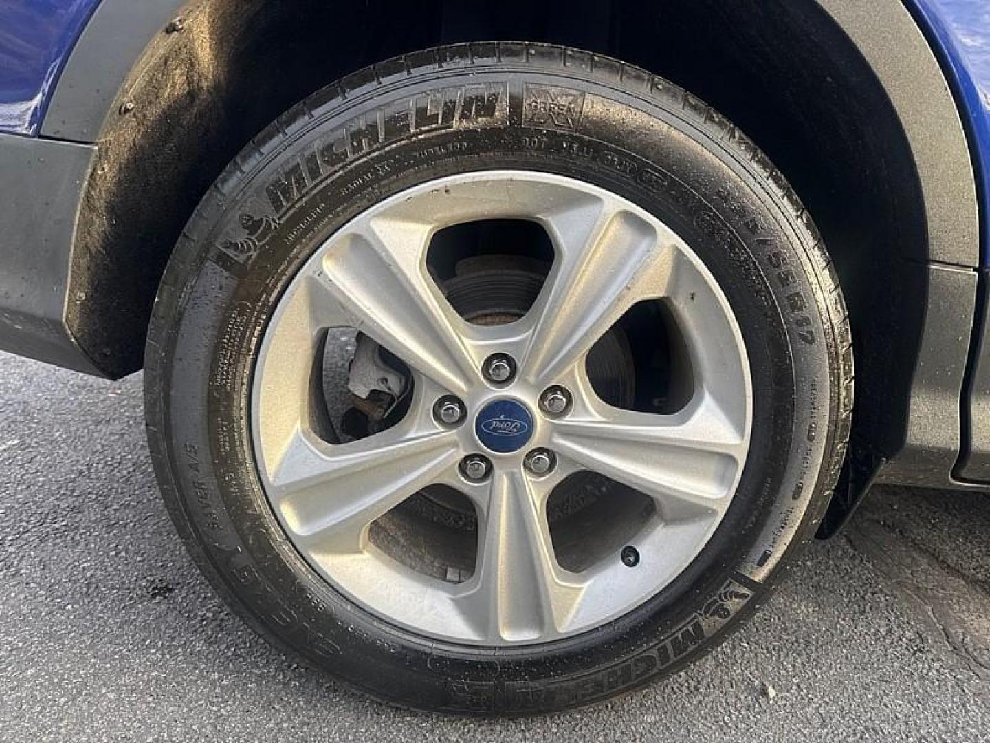 2016 BLUE /GRAY Ford Escape SE 4WD (1FMCU9GX0GU) with an 1.6L L4 DOHC 16V engine, 6-Speed Automatic transmission, located at 3304 Woodville Road, Northwood, OH, 43619, (419) 210-8019, 41.612694, -83.480743 - Your #1 Destination for Auto Loans and mdash;No Matter Your Credit!At our dealership, we believe everyone deserves the opportunity to drive their dream car and mdash;whether you have good credit, bad credit, or no credit at all. With a wide selection of hundreds of cars, trucks, and SUVs, you'll fin - Photo#18