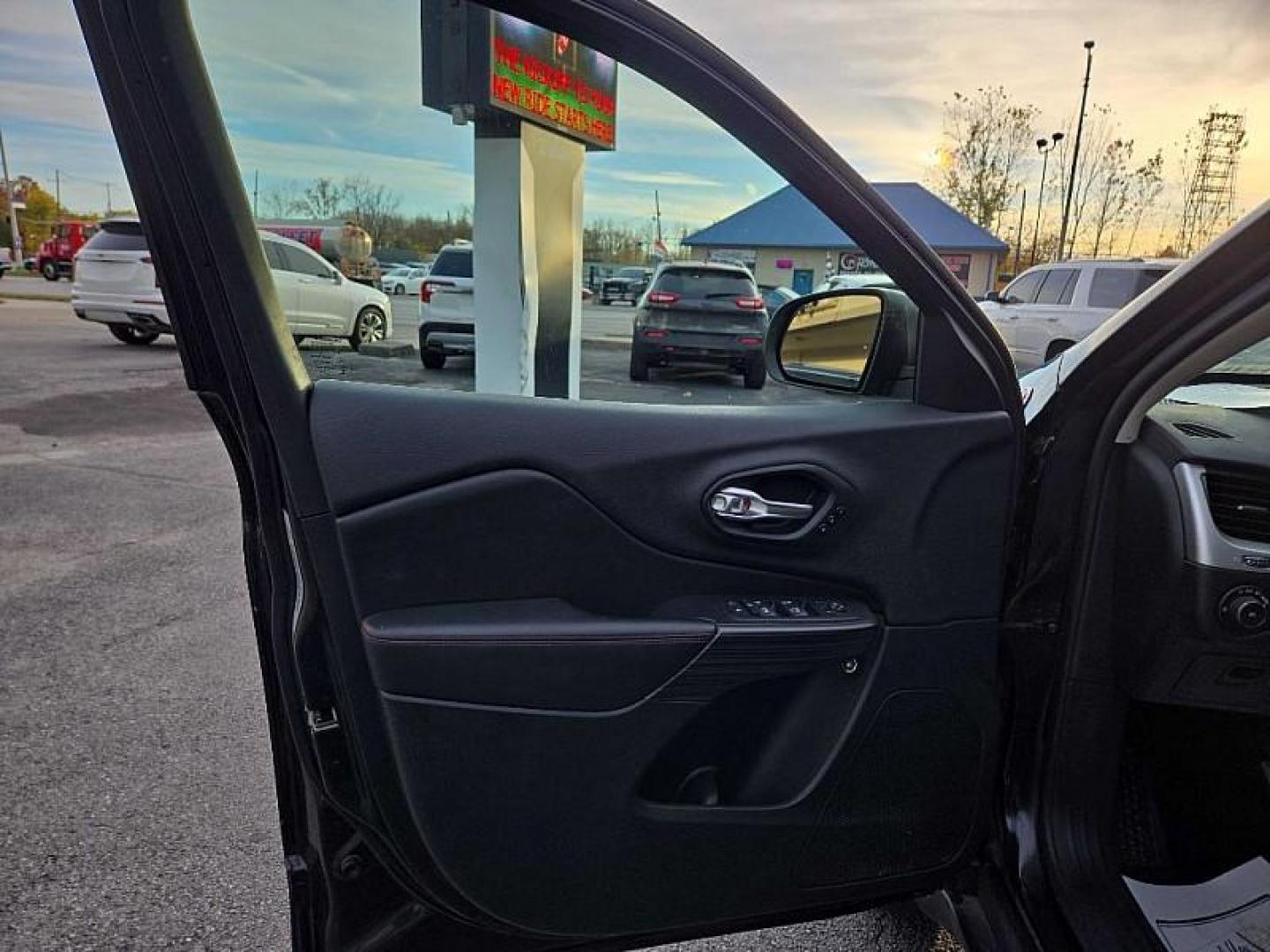 2015 BLACK /BLACK Jeep Cherokee Trailhawk 4WD (1C4PJMBS4FW) with an 3.2L V6 DOHC 24V engine, 9-Speed Automatic transmission, located at 3304 Woodville Road, Northwood, OH, 43619, (419) 210-8019, 41.612694, -83.480743 - Your #1 Destination for Auto Loans and mdash;No Matter Your Credit!At our dealership, we believe everyone deserves the opportunity to drive their dream car and mdash;whether you have good credit, bad credit, or no credit at all. With a wide selection of hundreds of cars, trucks, and SUVs, you'll fin - Photo#8