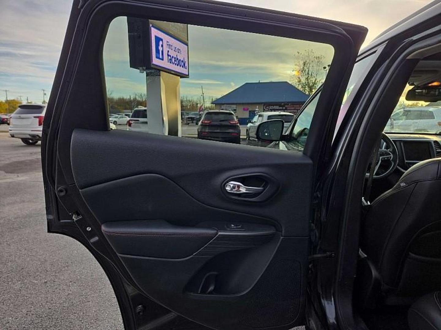 2015 BLACK /BLACK Jeep Cherokee Trailhawk 4WD (1C4PJMBS4FW) with an 3.2L V6 DOHC 24V engine, 9-Speed Automatic transmission, located at 3304 Woodville Road, Northwood, OH, 43619, (419) 210-8019, 41.612694, -83.480743 - Your #1 Destination for Auto Loans and mdash;No Matter Your Credit!At our dealership, we believe everyone deserves the opportunity to drive their dream car and mdash;whether you have good credit, bad credit, or no credit at all. With a wide selection of hundreds of cars, trucks, and SUVs, you'll fin - Photo#10