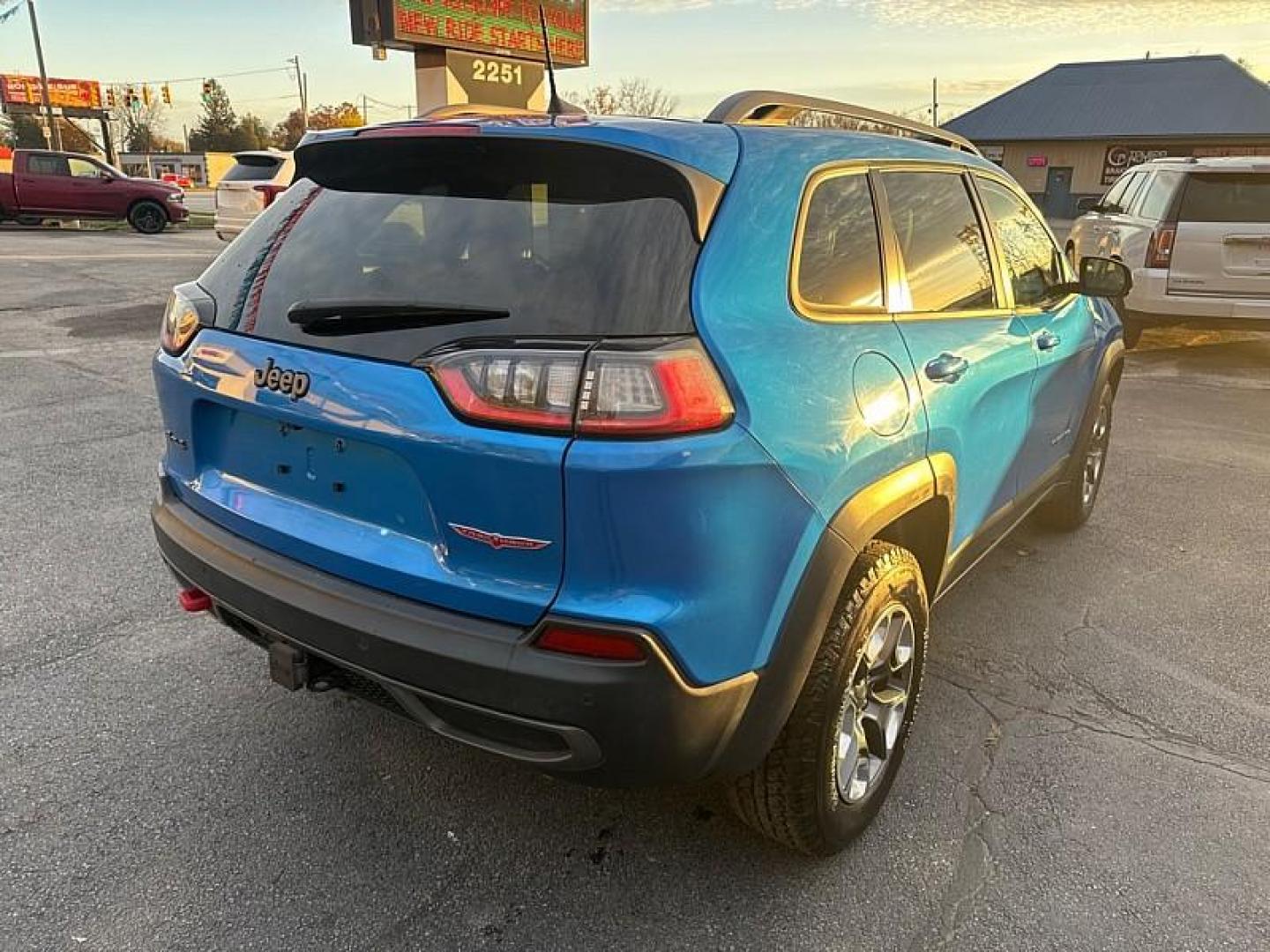 2020 BLUE /BLACK Jeep Cherokee Trailhawk Elite 4WD (1C4PJMBX5LD) with an 3.2L V6 DOHC 24V engine, 9A transmission, located at 3304 Woodville Road, Northwood, OH, 43619, (419) 210-8019, 41.612694, -83.480743 - Your #1 Destination for Auto Loans and mdash;No Matter Your Credit!At our dealership, we believe everyone deserves the opportunity to drive their dream car and mdash;whether you have good credit, bad credit, or no credit at all. With a wide selection of hundreds of cars, trucks, and SUVs, you'll fin - Photo#4