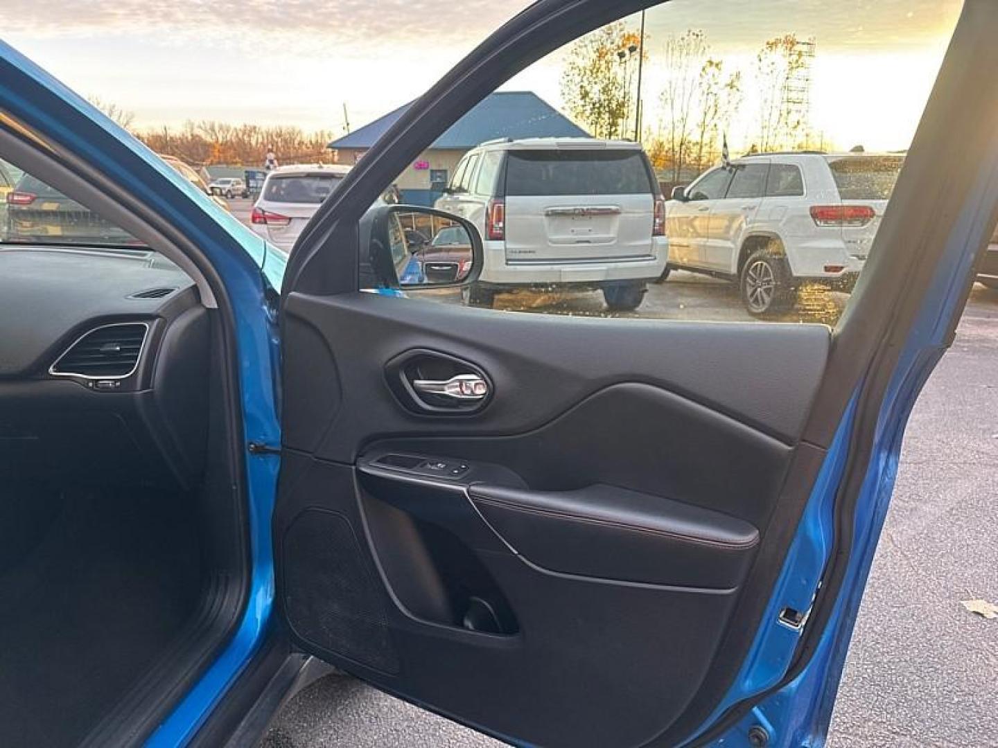 2020 BLUE /BLACK Jeep Cherokee Trailhawk Elite 4WD (1C4PJMBX5LD) with an 3.2L V6 DOHC 24V engine, 9A transmission, located at 3304 Woodville Road, Northwood, OH, 43619, (419) 210-8019, 41.612694, -83.480743 - Your #1 Destination for Auto Loans and mdash;No Matter Your Credit!At our dealership, we believe everyone deserves the opportunity to drive their dream car and mdash;whether you have good credit, bad credit, or no credit at all. With a wide selection of hundreds of cars, trucks, and SUVs, you'll fin - Photo#15